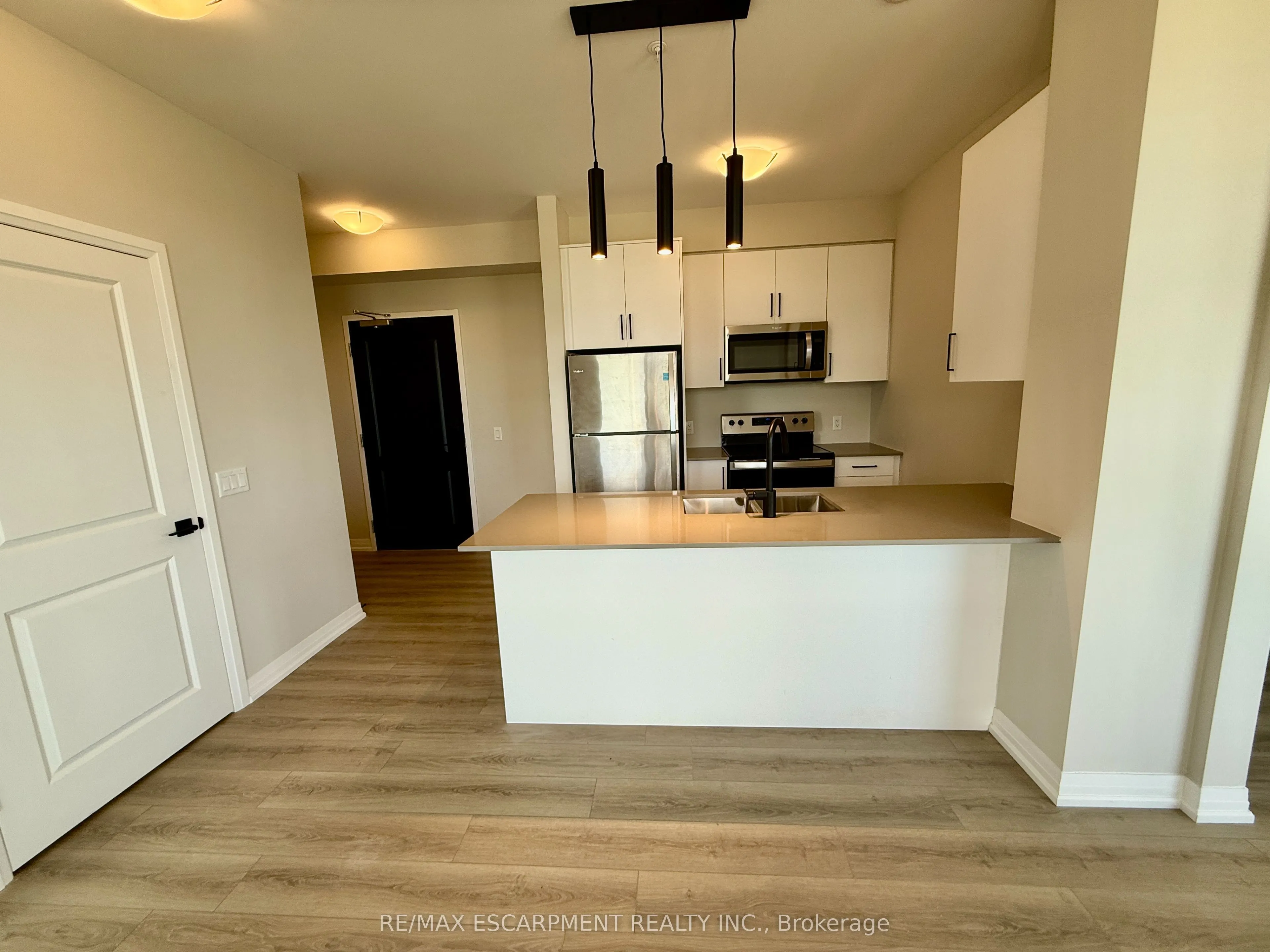 120 Springvalley Crescent, #102