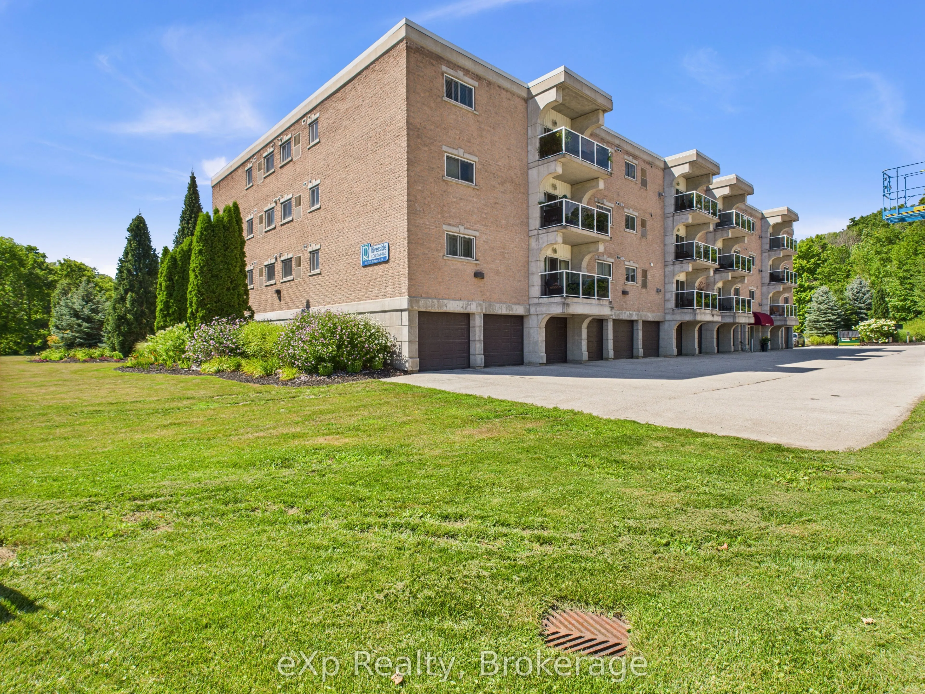 85 William Street N, #202
