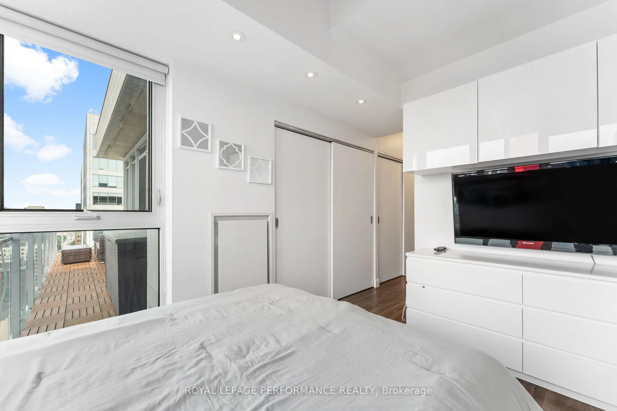 324 Laurier Avenue W, #2209