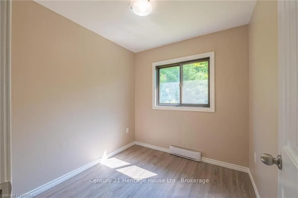 1044 English Circle