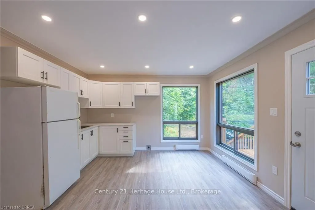1044 English Circle