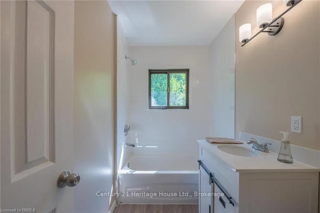 1044 English Circle