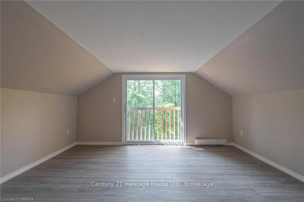 1044 English Circle