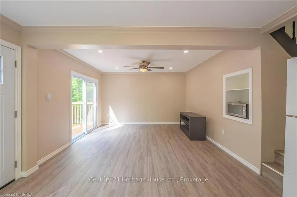 1044 English Circle