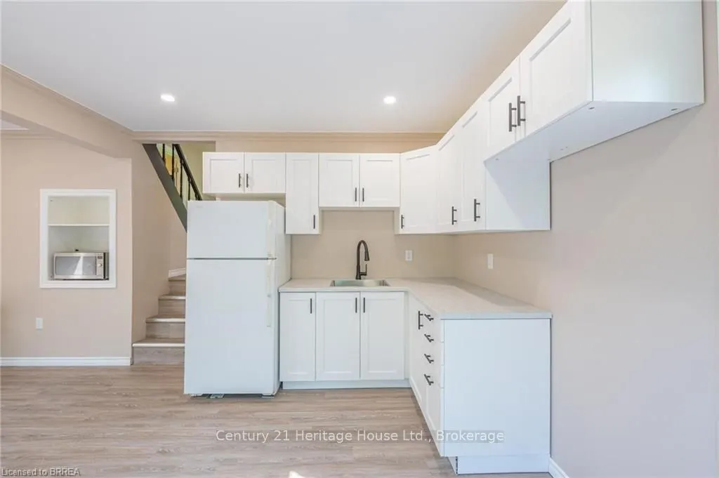1044 English Circle