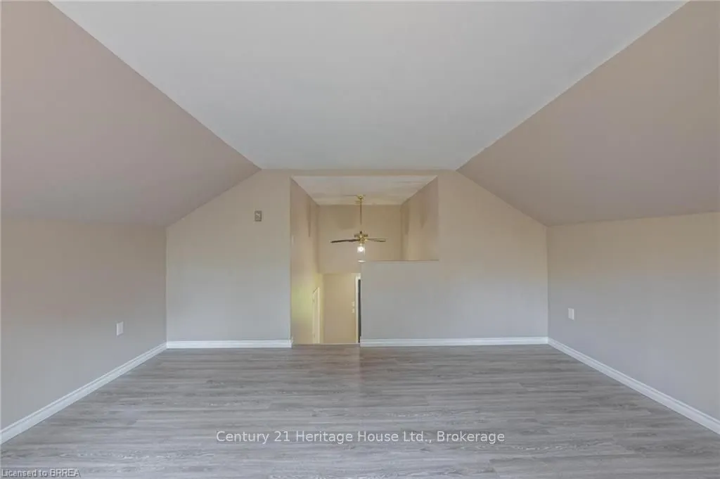 1044 English Circle