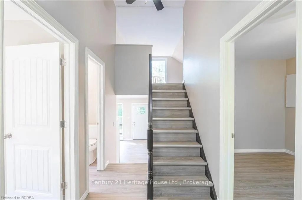 1044 English Circle