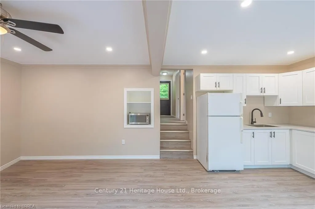 1044 English Circle