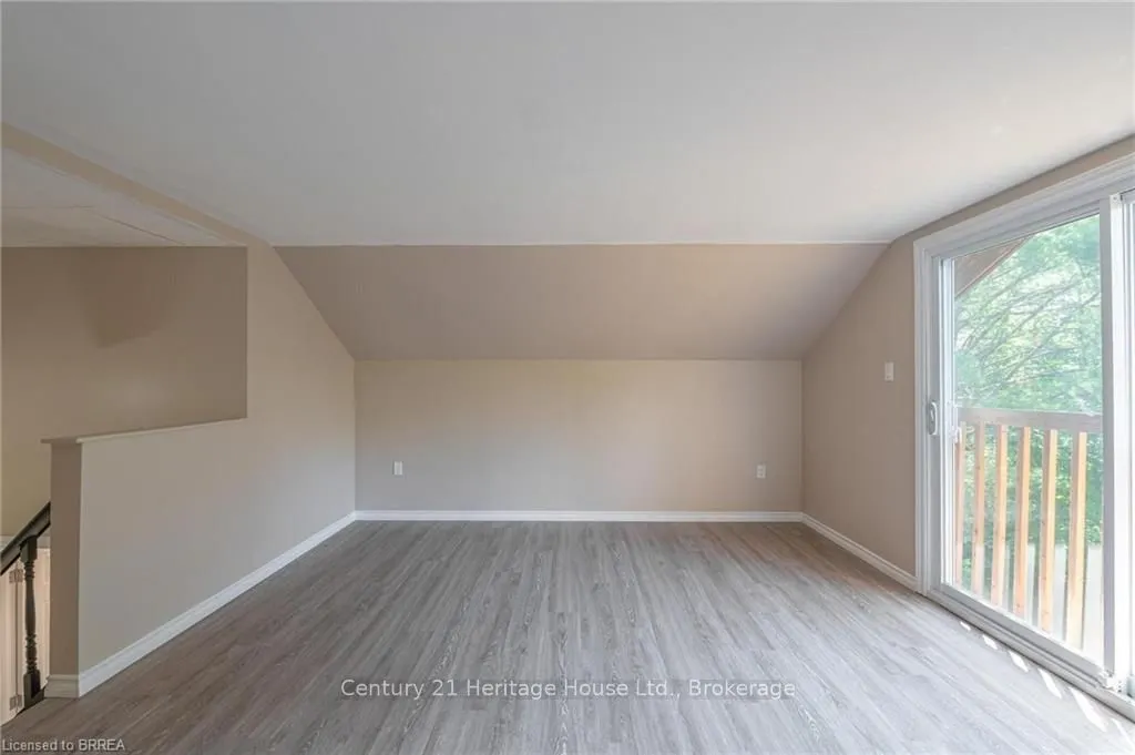 1044 English Circle