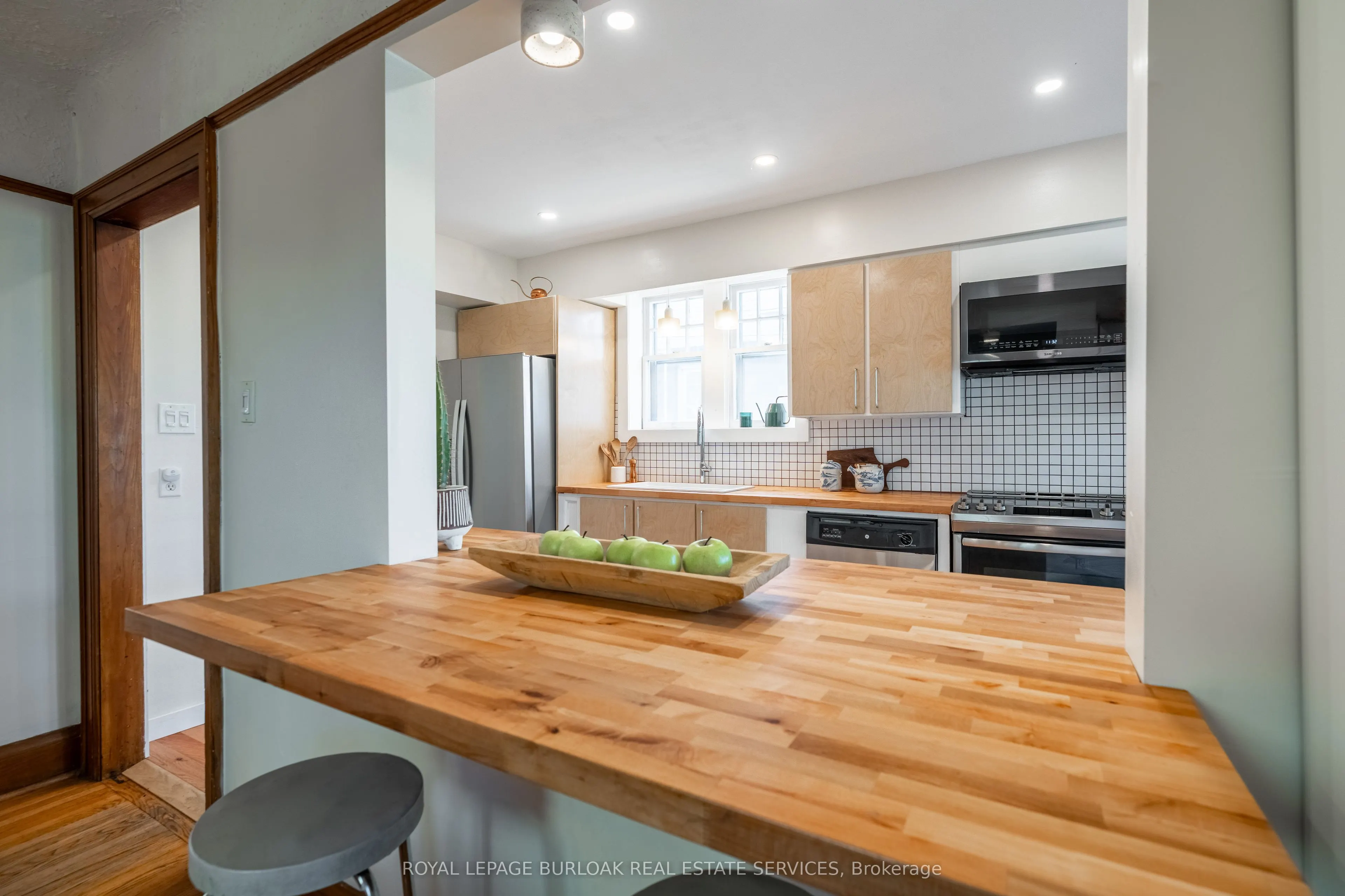 26 Weir Street S
