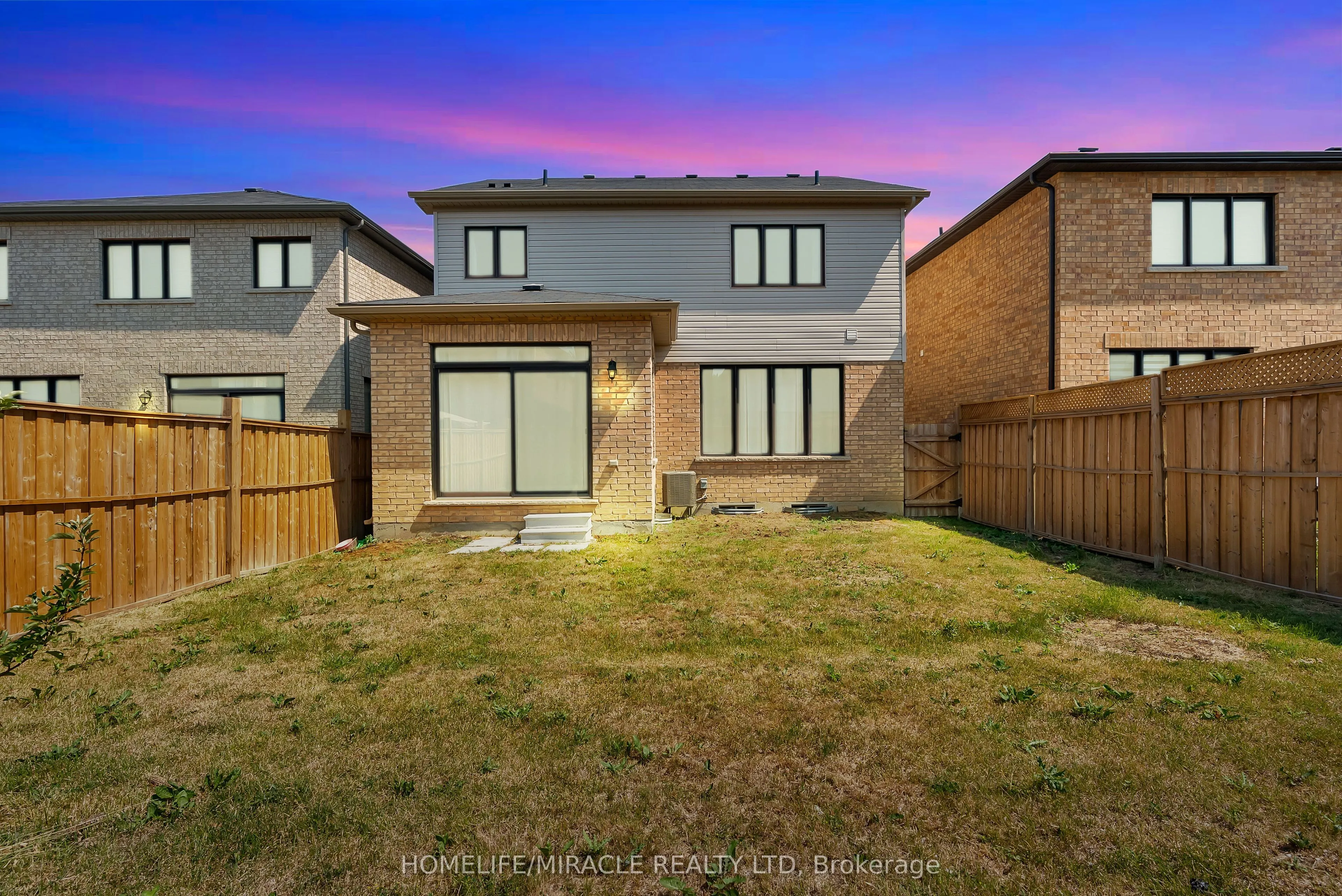 23 Royal Coachman Way
