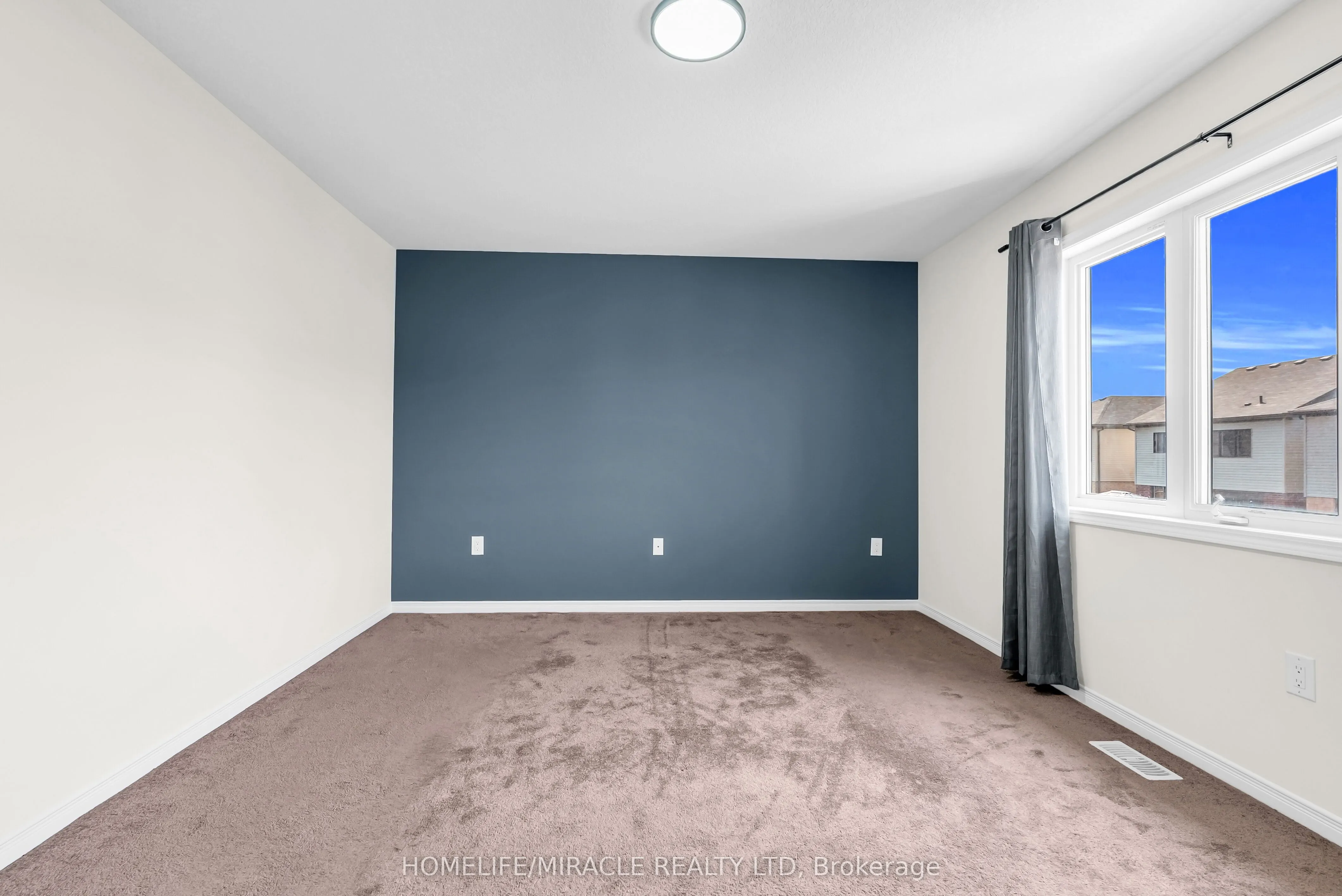 23 Royal Coachman Way