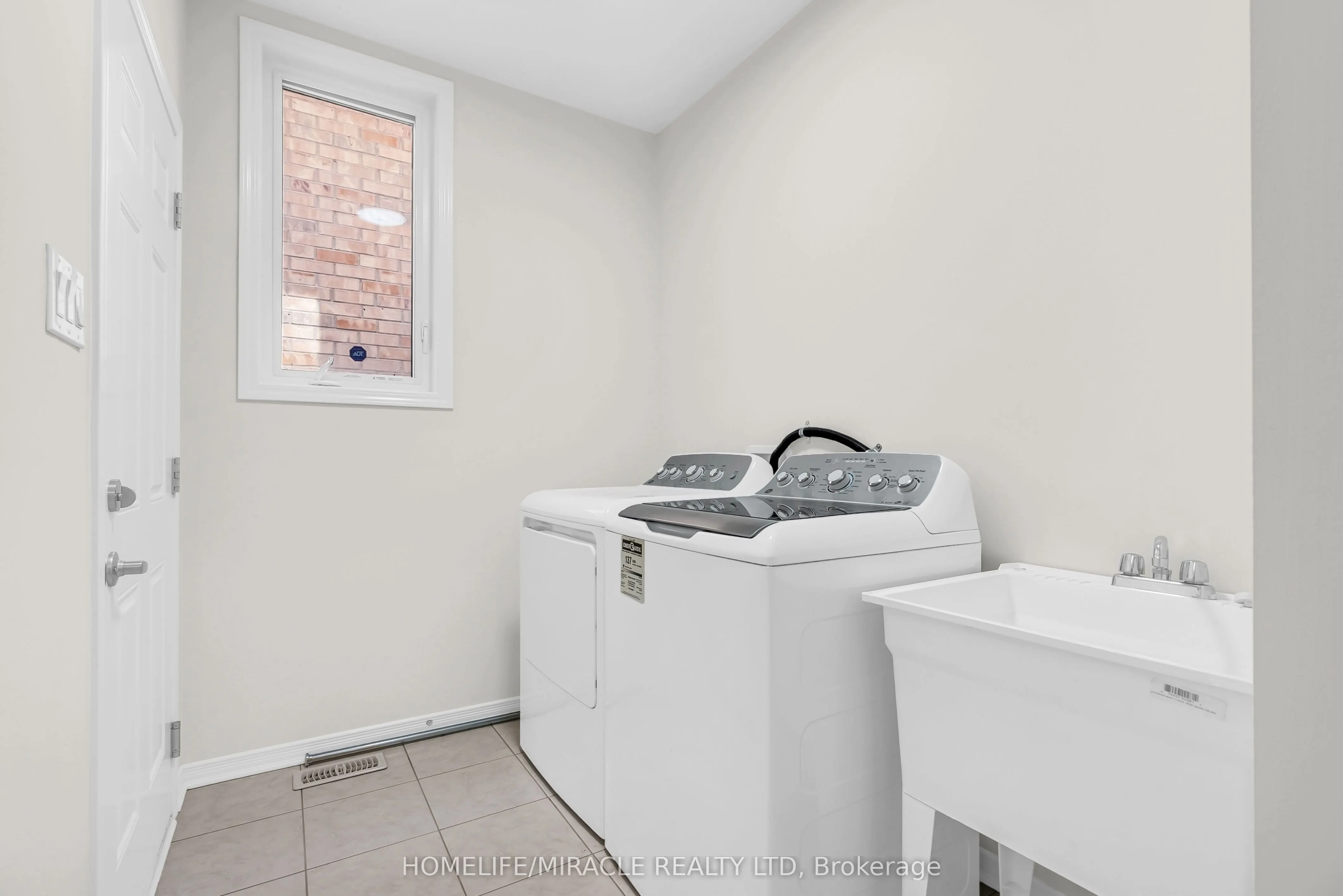 23 Royal Coachman Way