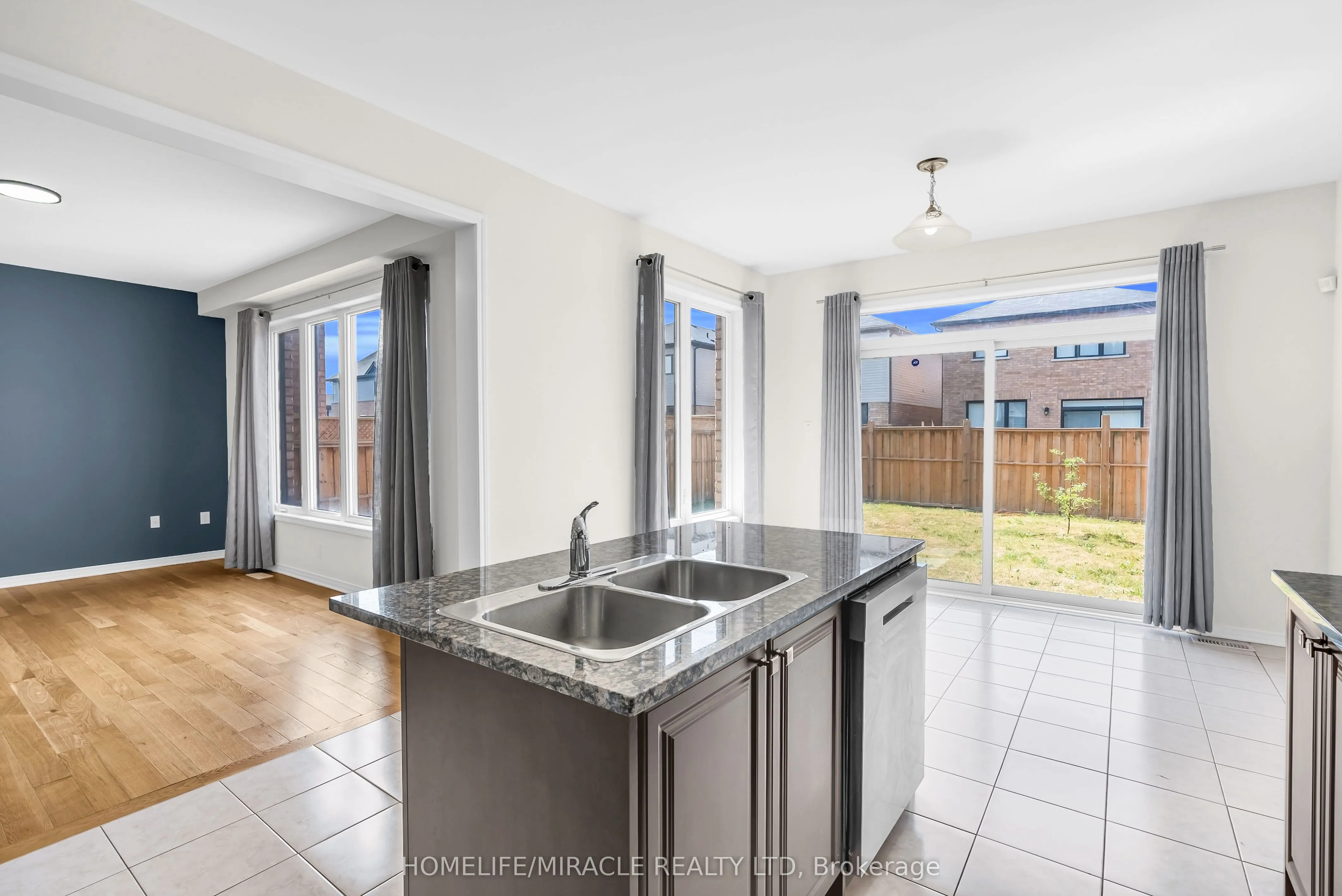 23 Royal Coachman Way