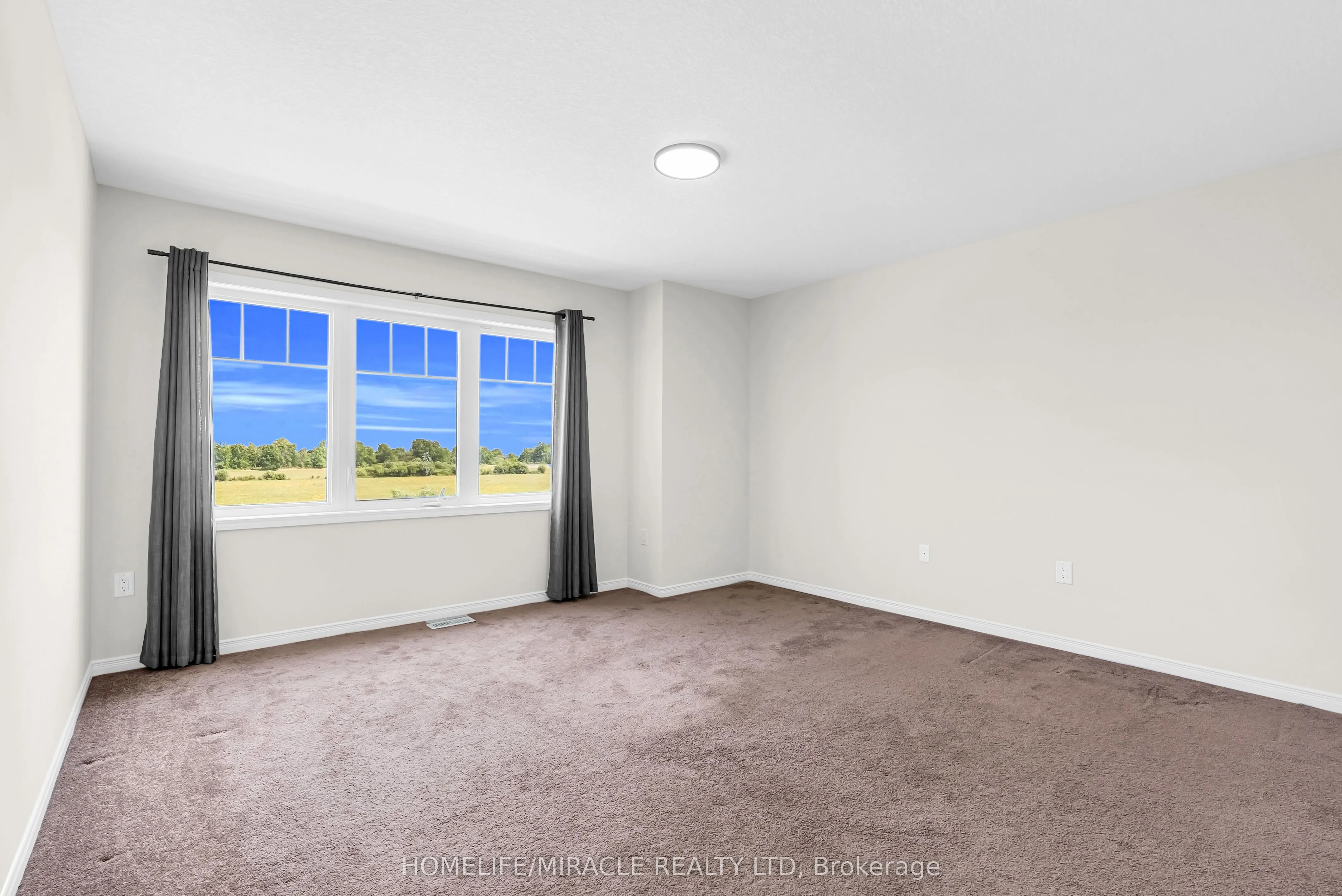 23 Royal Coachman Way