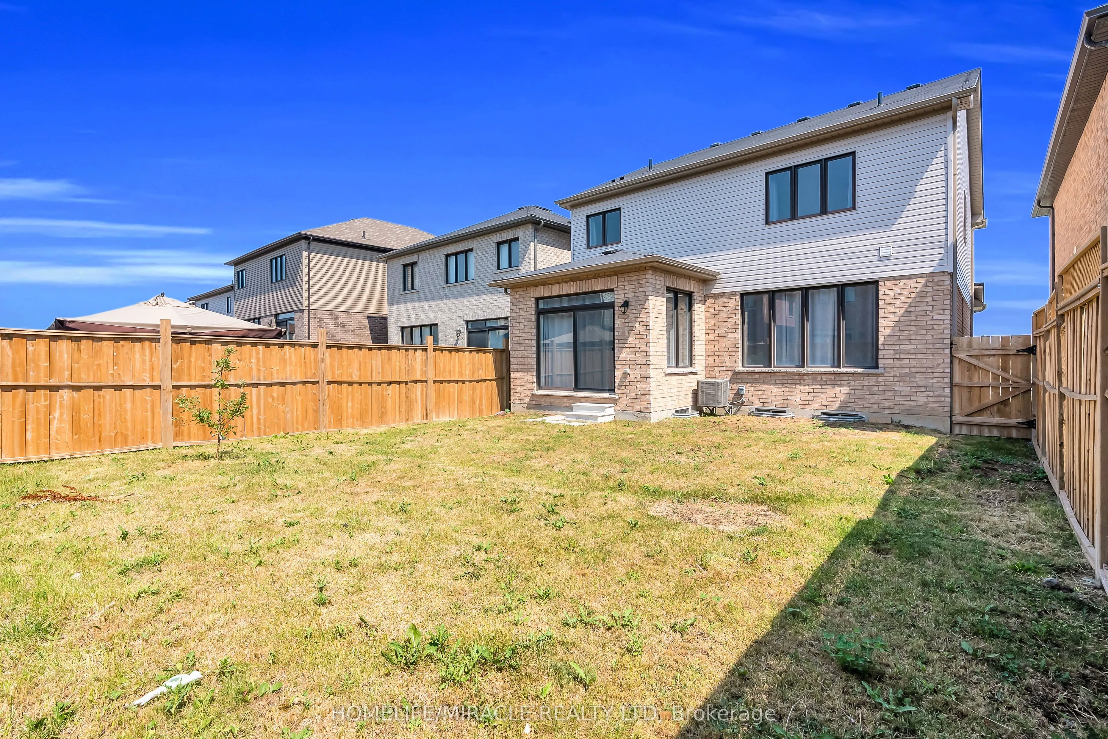 23 Royal Coachman Way