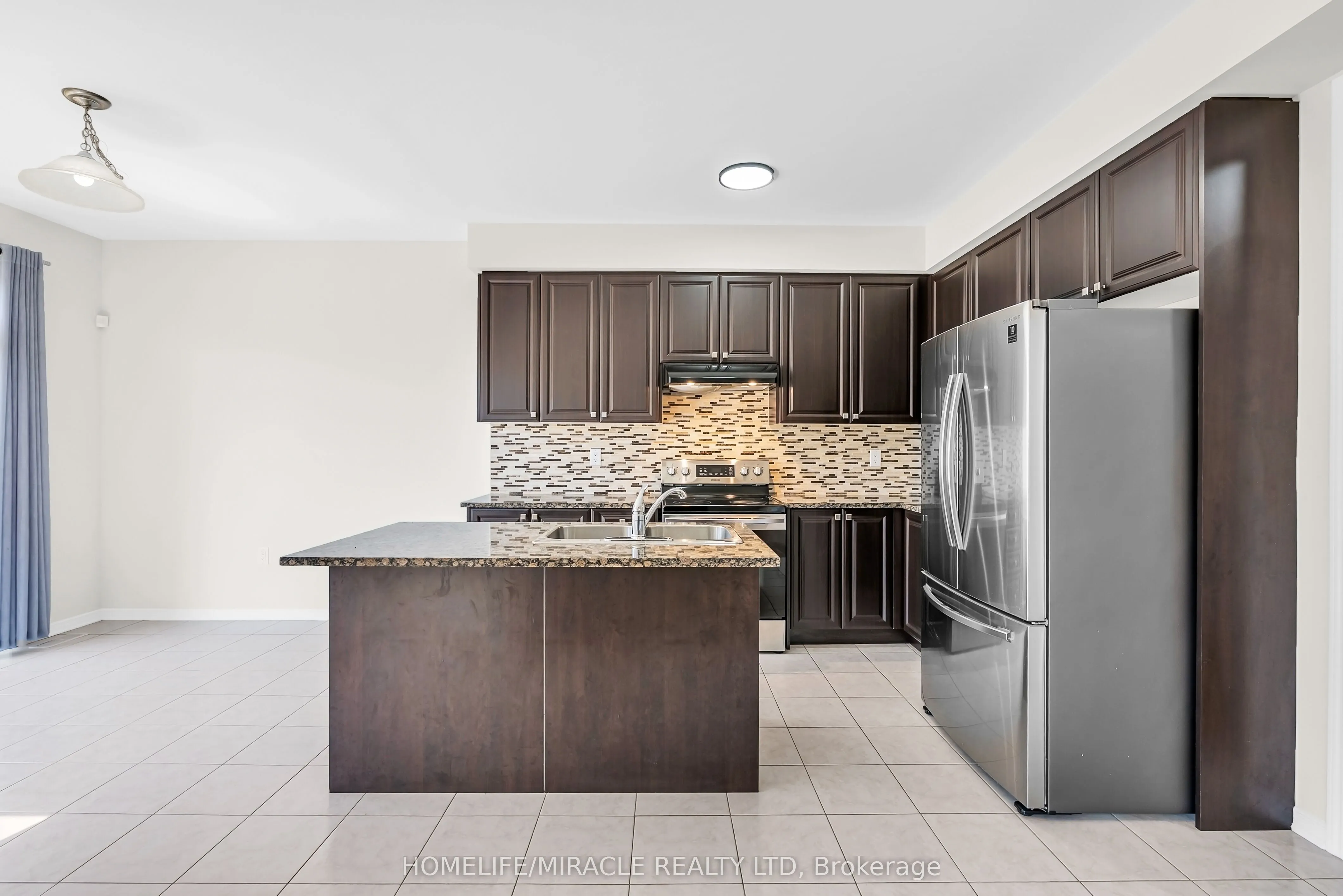 23 Royal Coachman Way