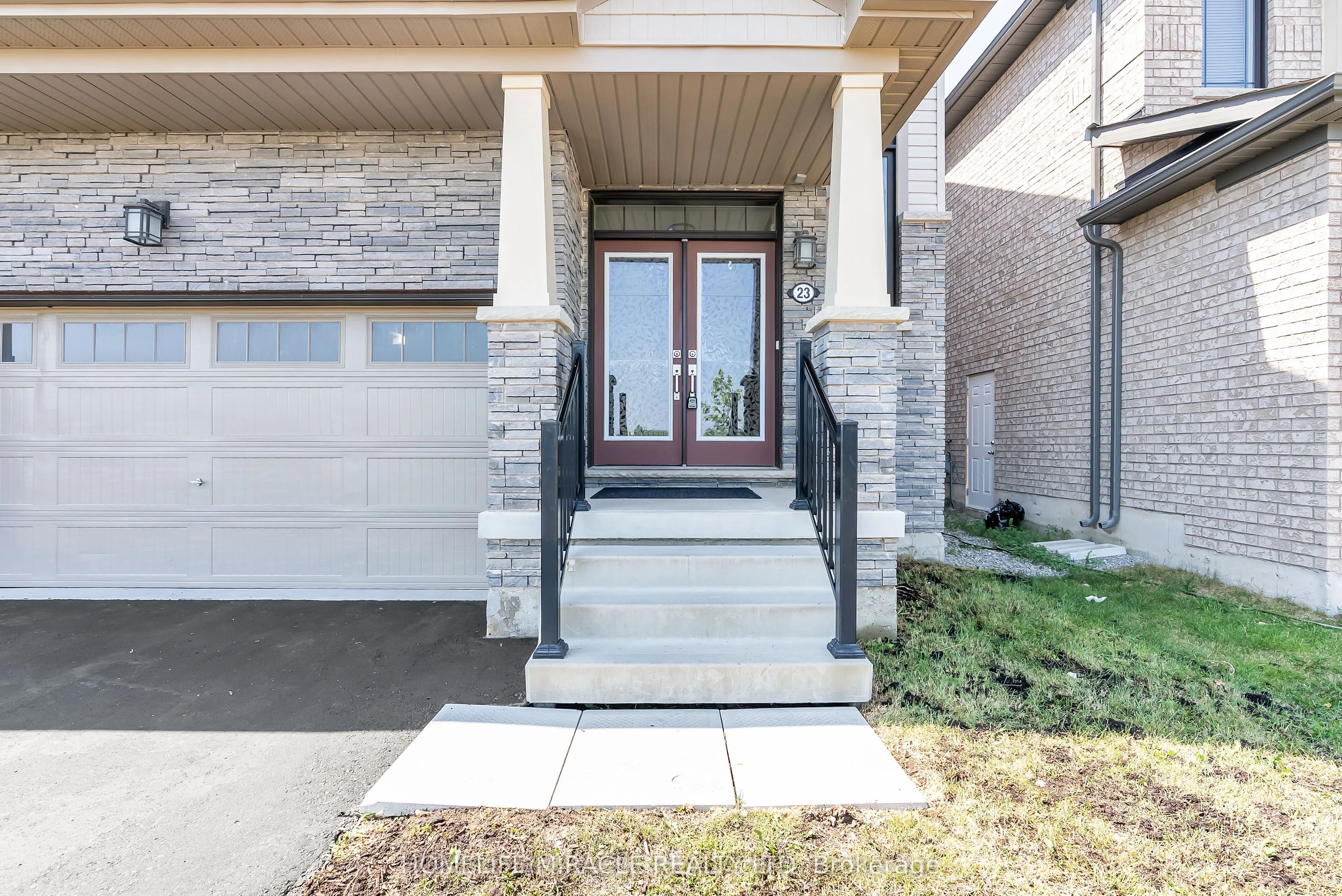 23 Royal Coachman Way
