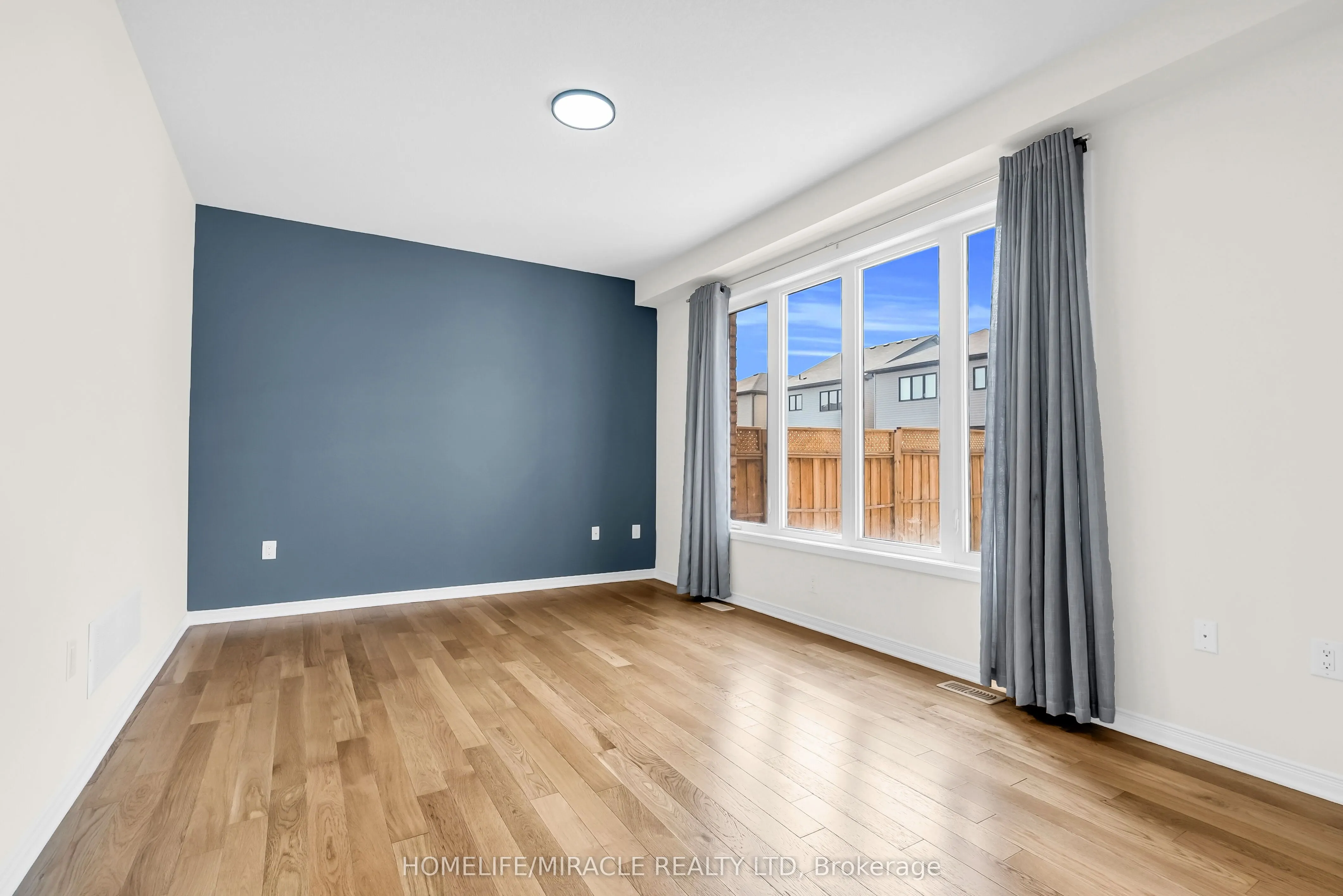 23 Royal Coachman Way