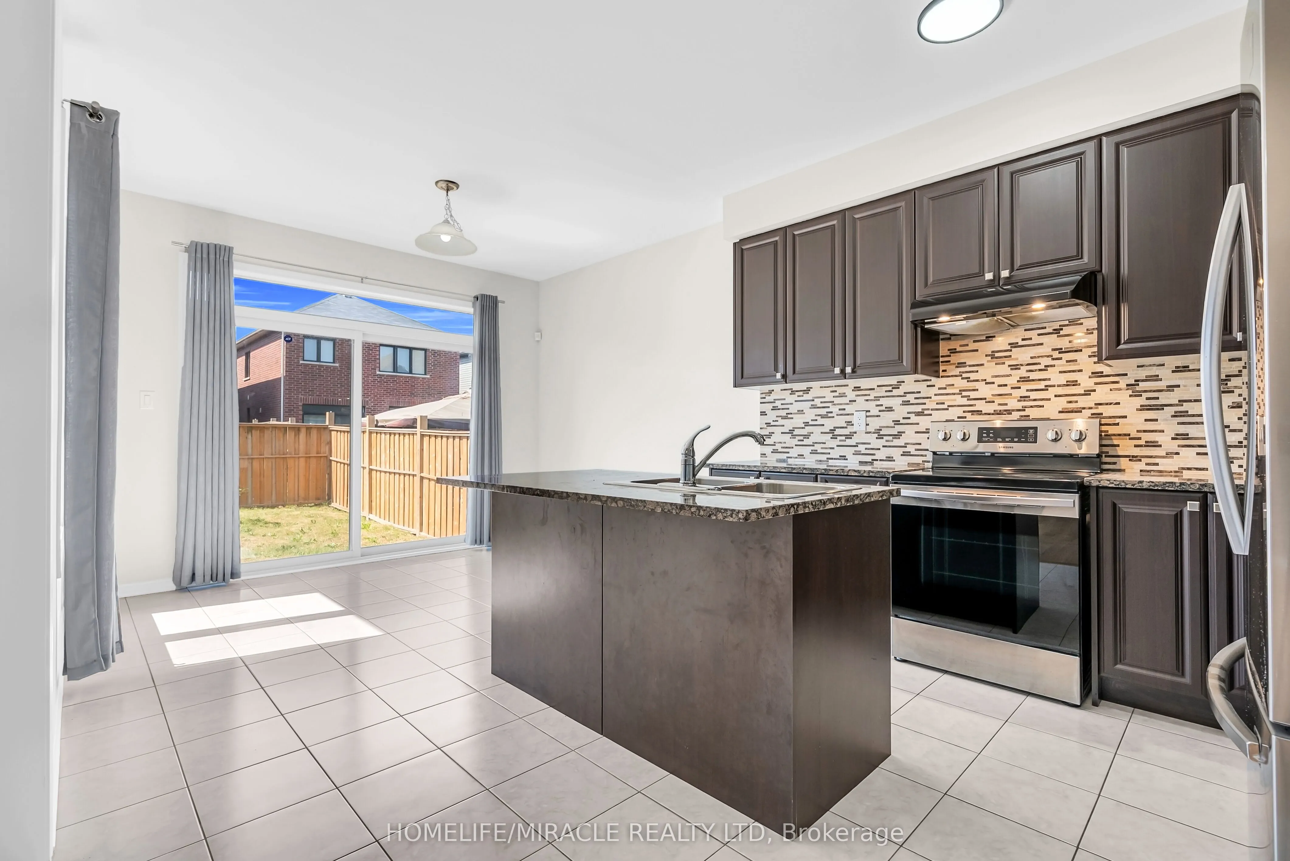 23 Royal Coachman Way