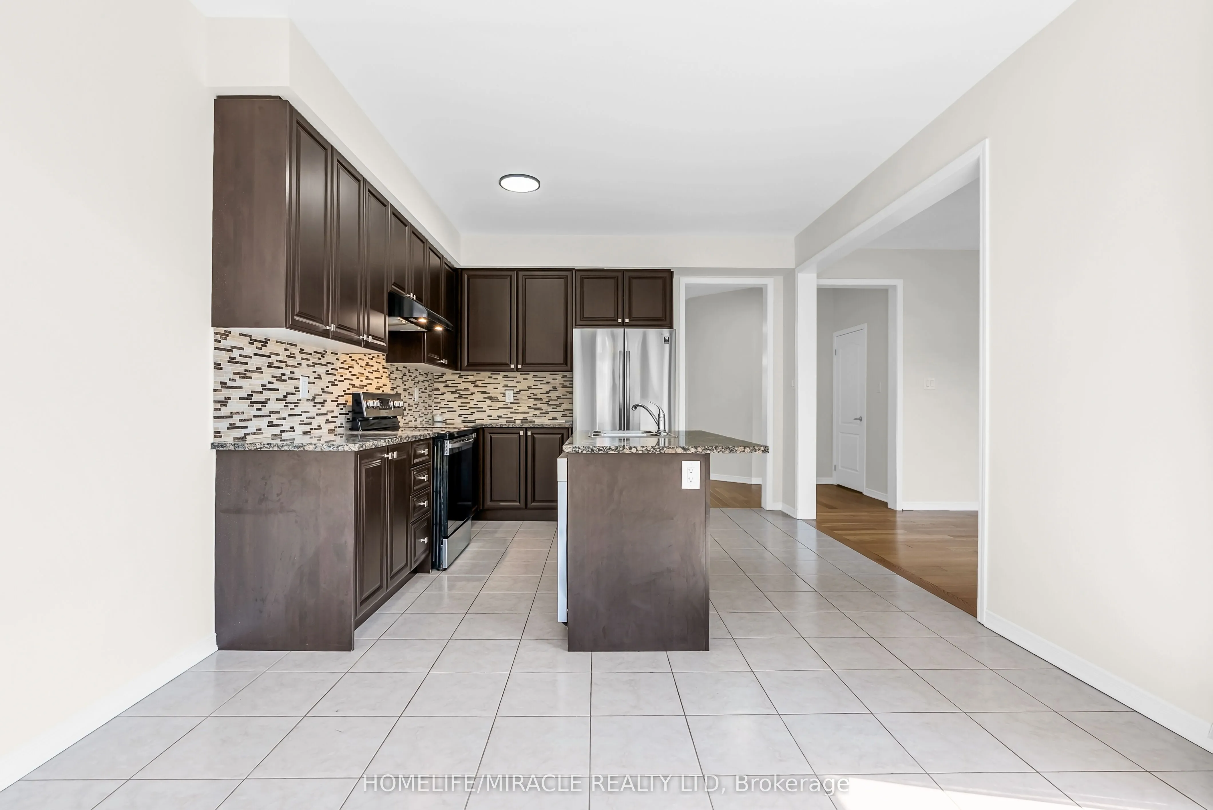 23 Royal Coachman Way
