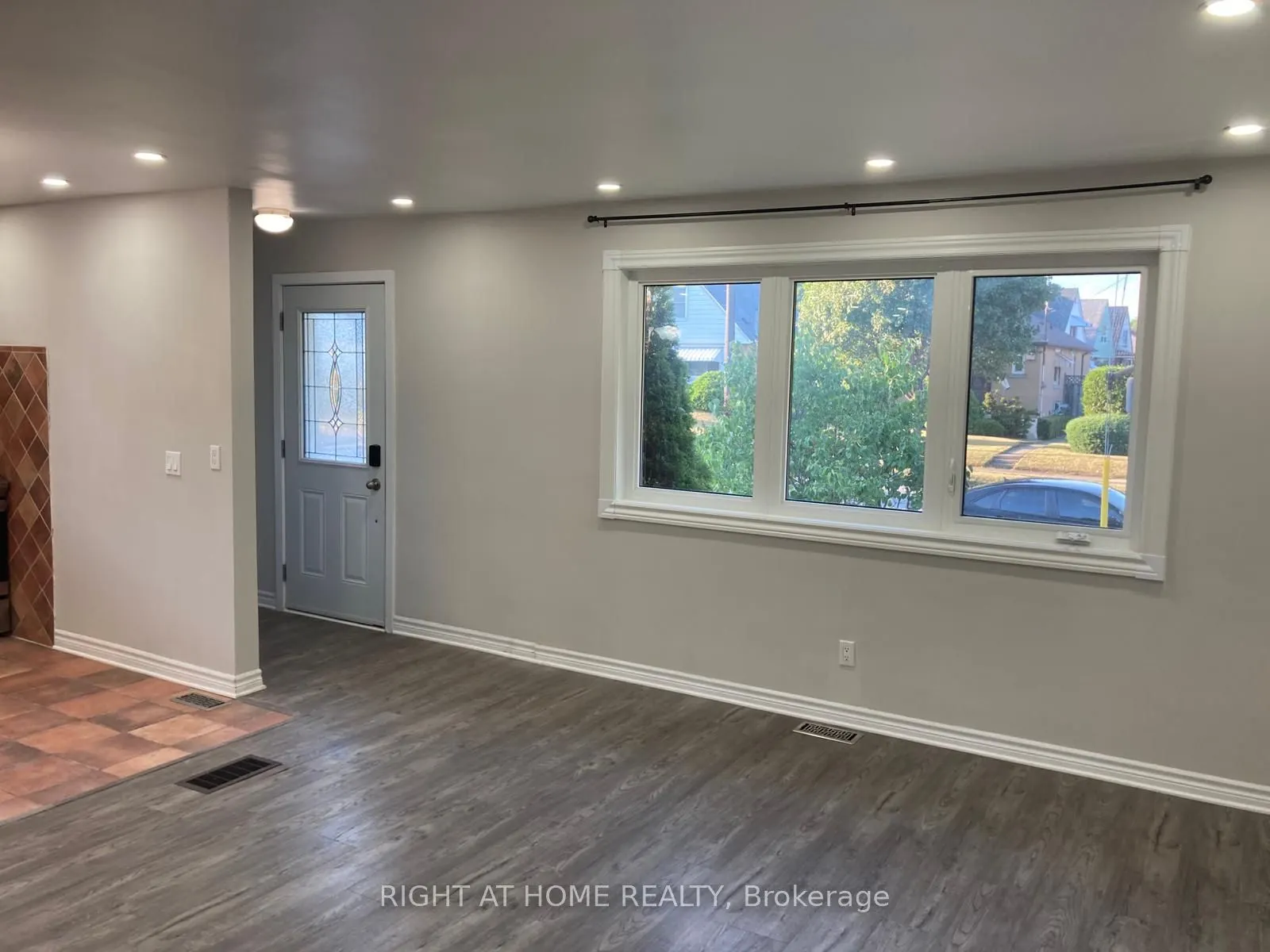 830 Brucedale Avenue E, #Upper