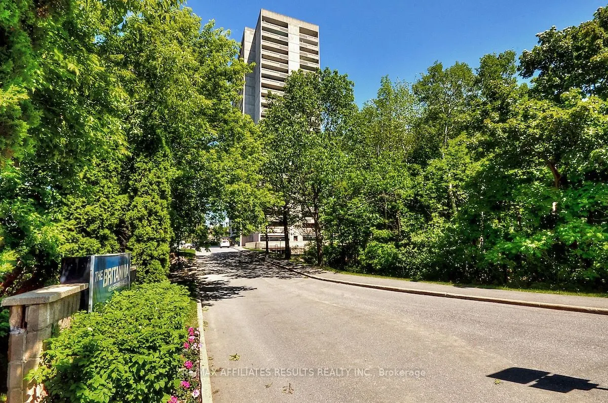 415 Greenview Avenue, #304