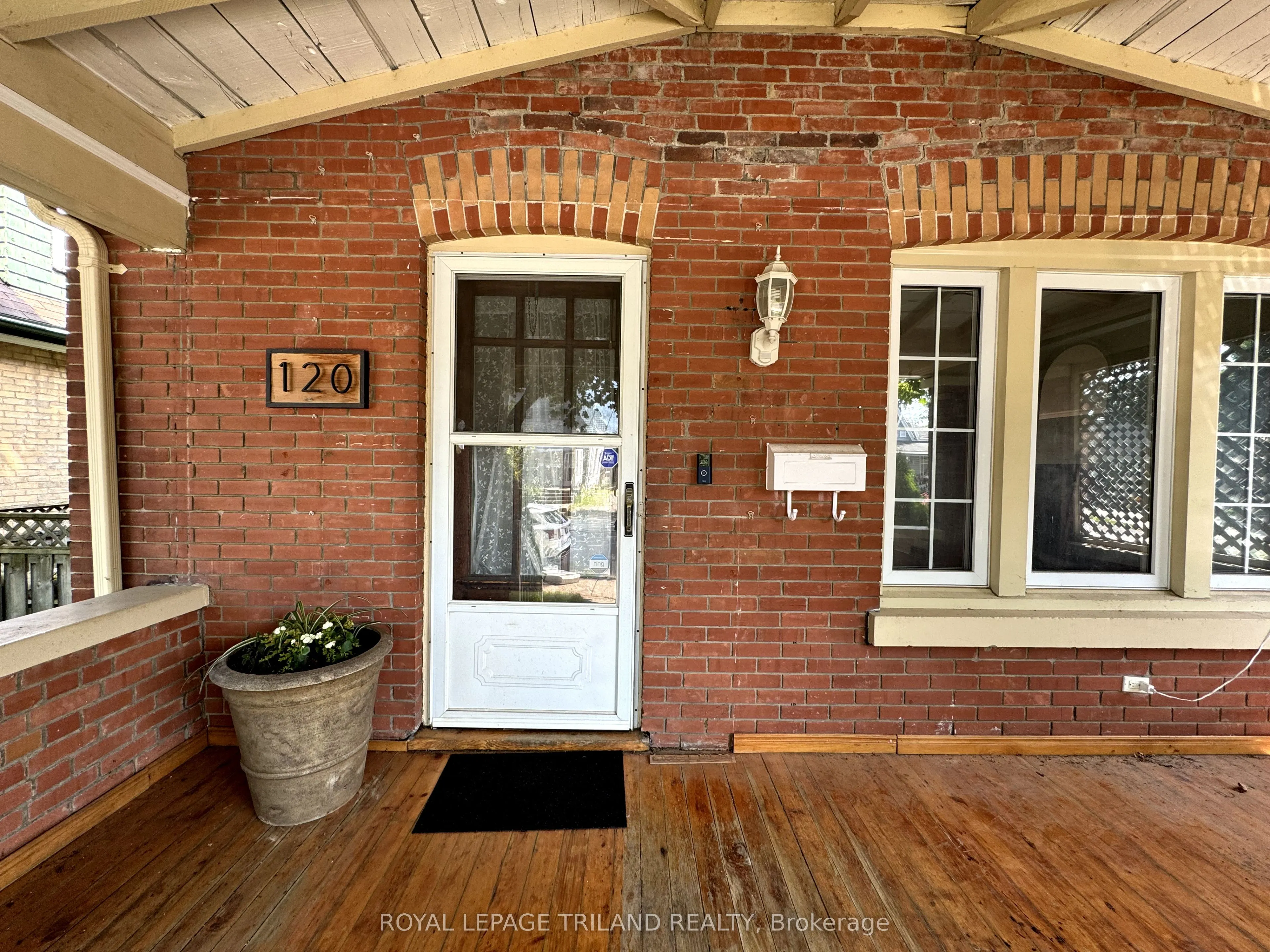 120 Briscoe Street E
