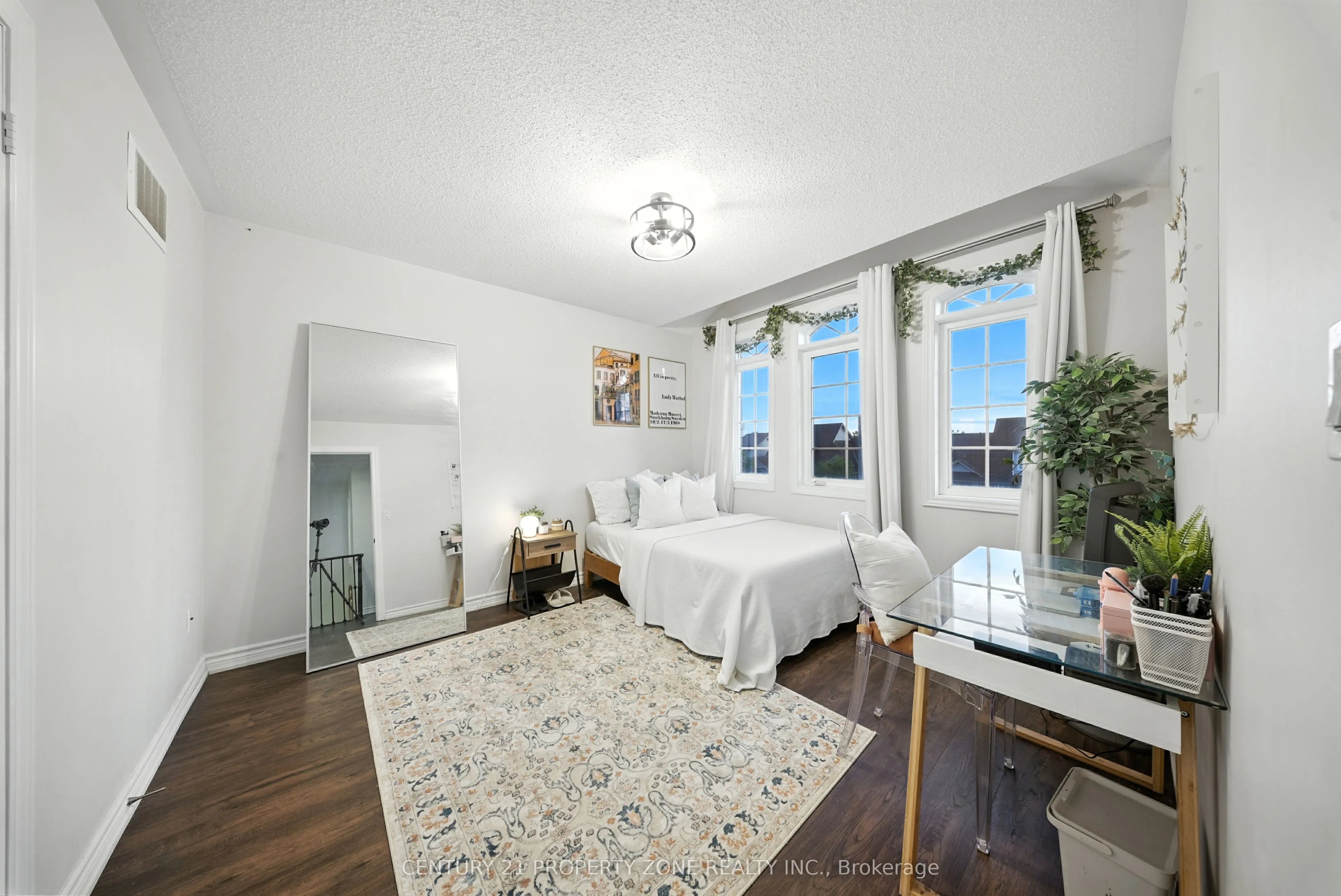 652 Tully Crescent