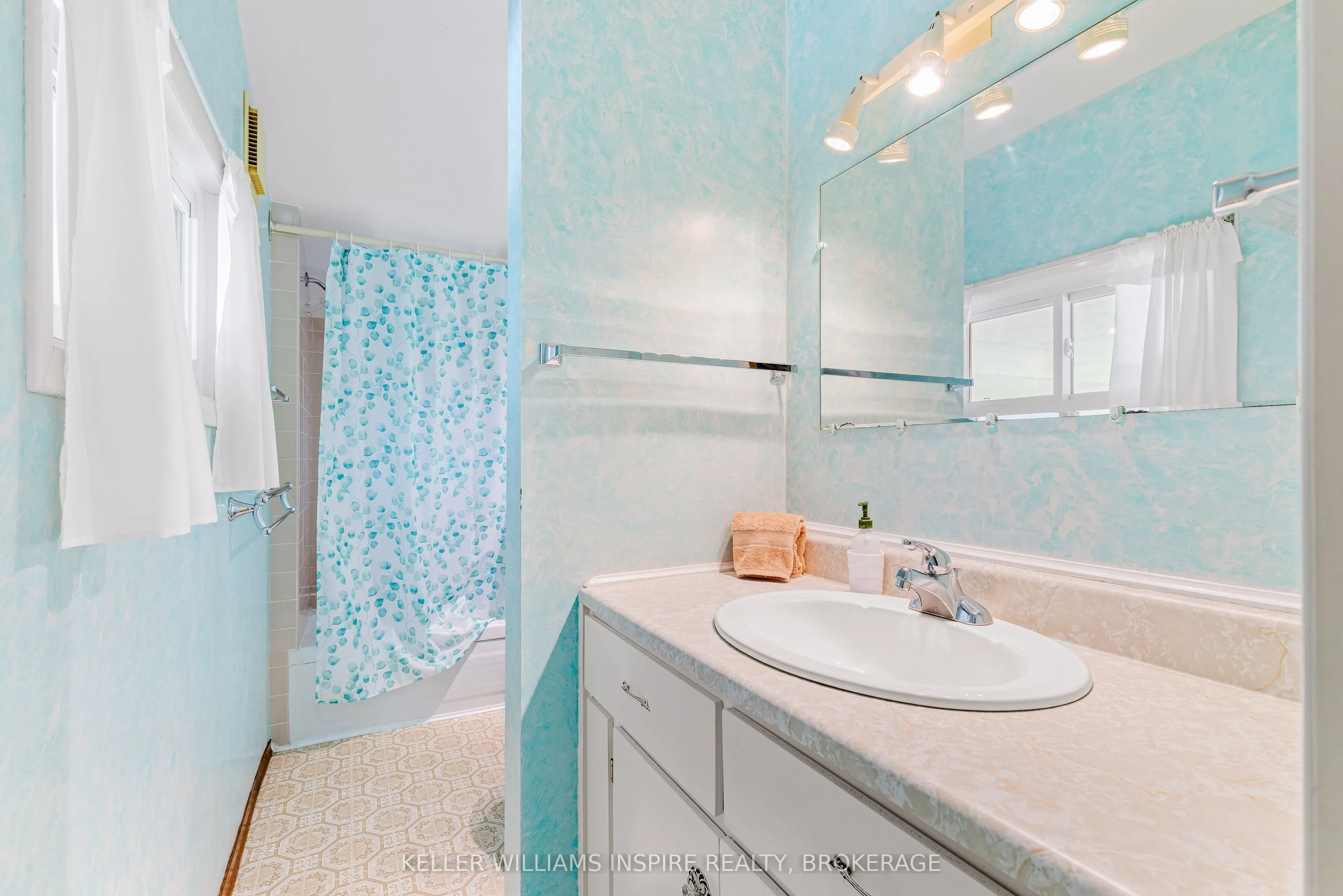 987 Sydenham Road