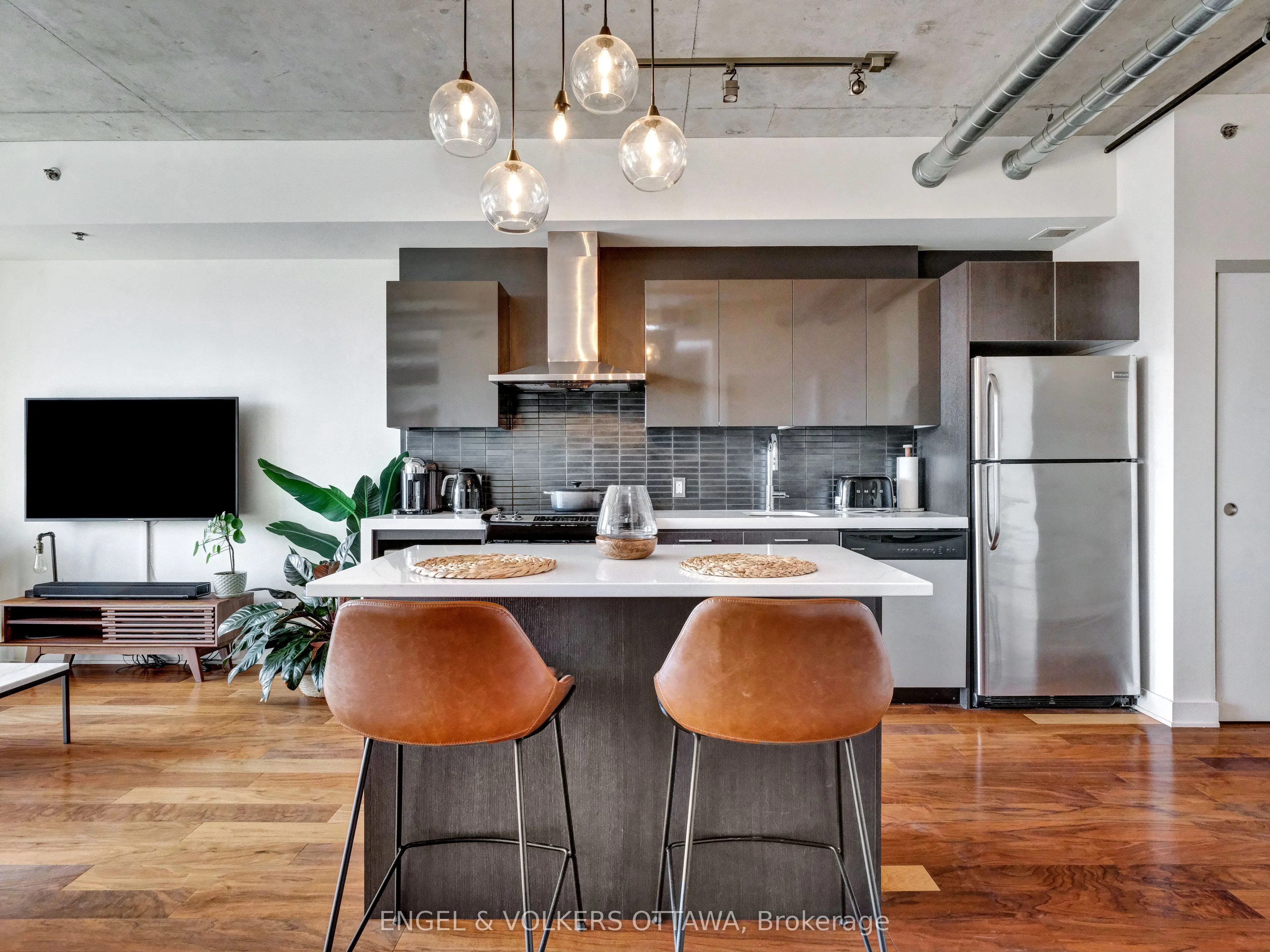 360 McLeod Street, #516