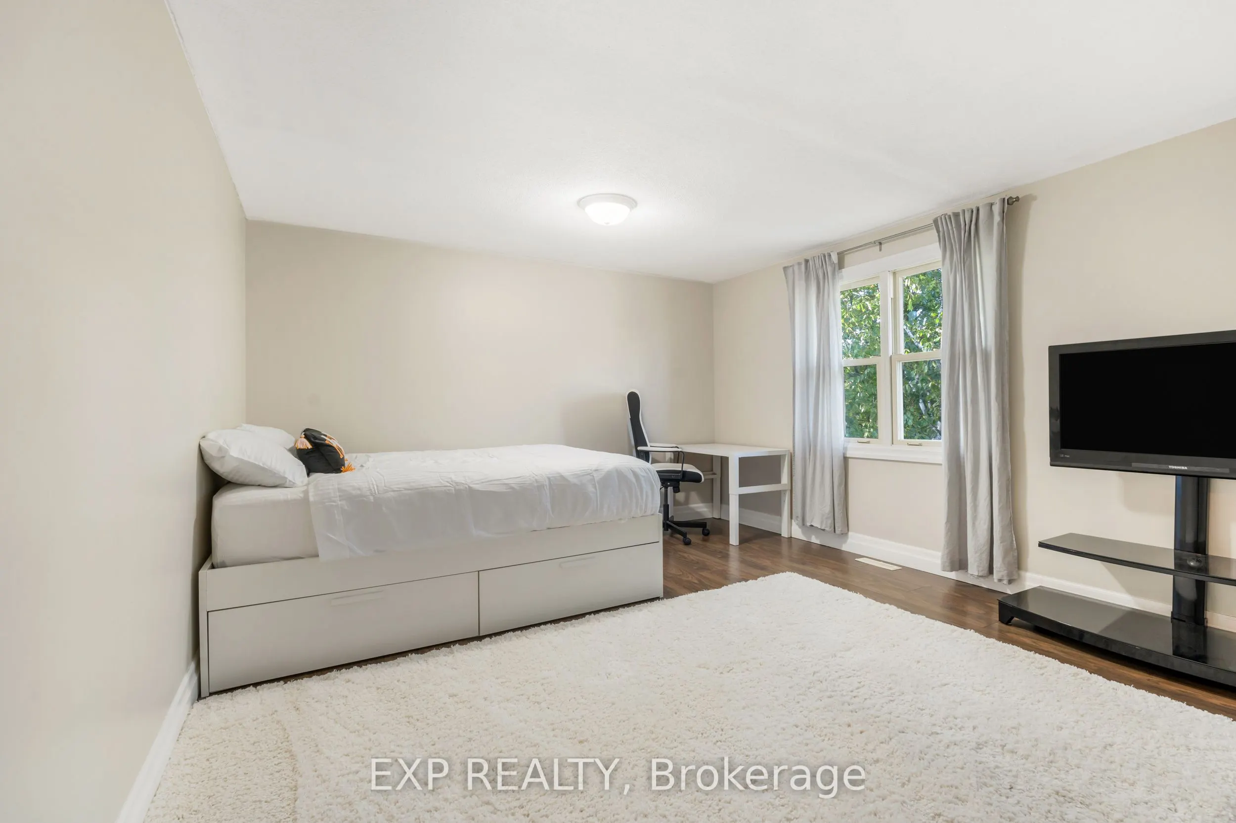 88 Rand Street S