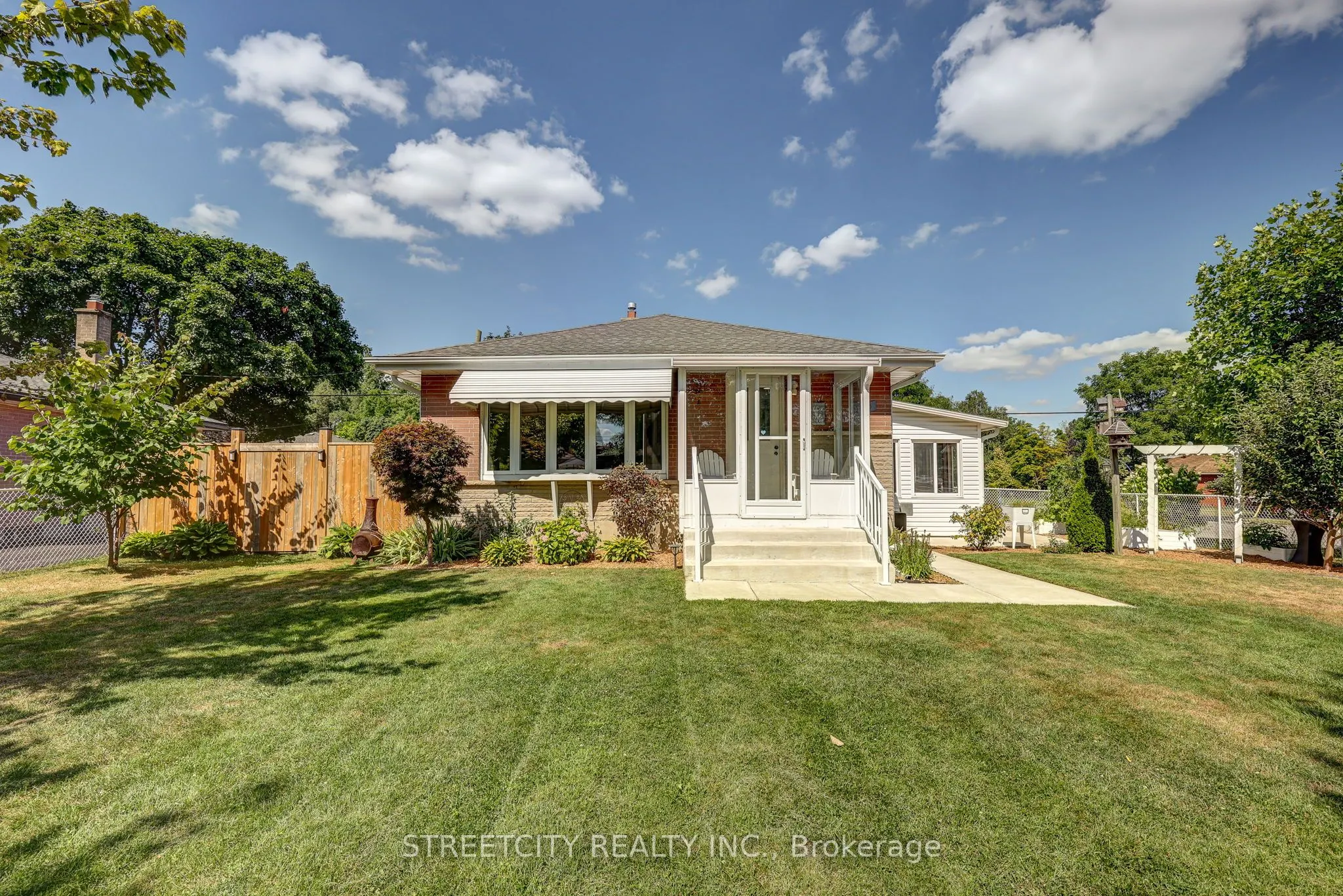 260 Tweedsmuir Avenue