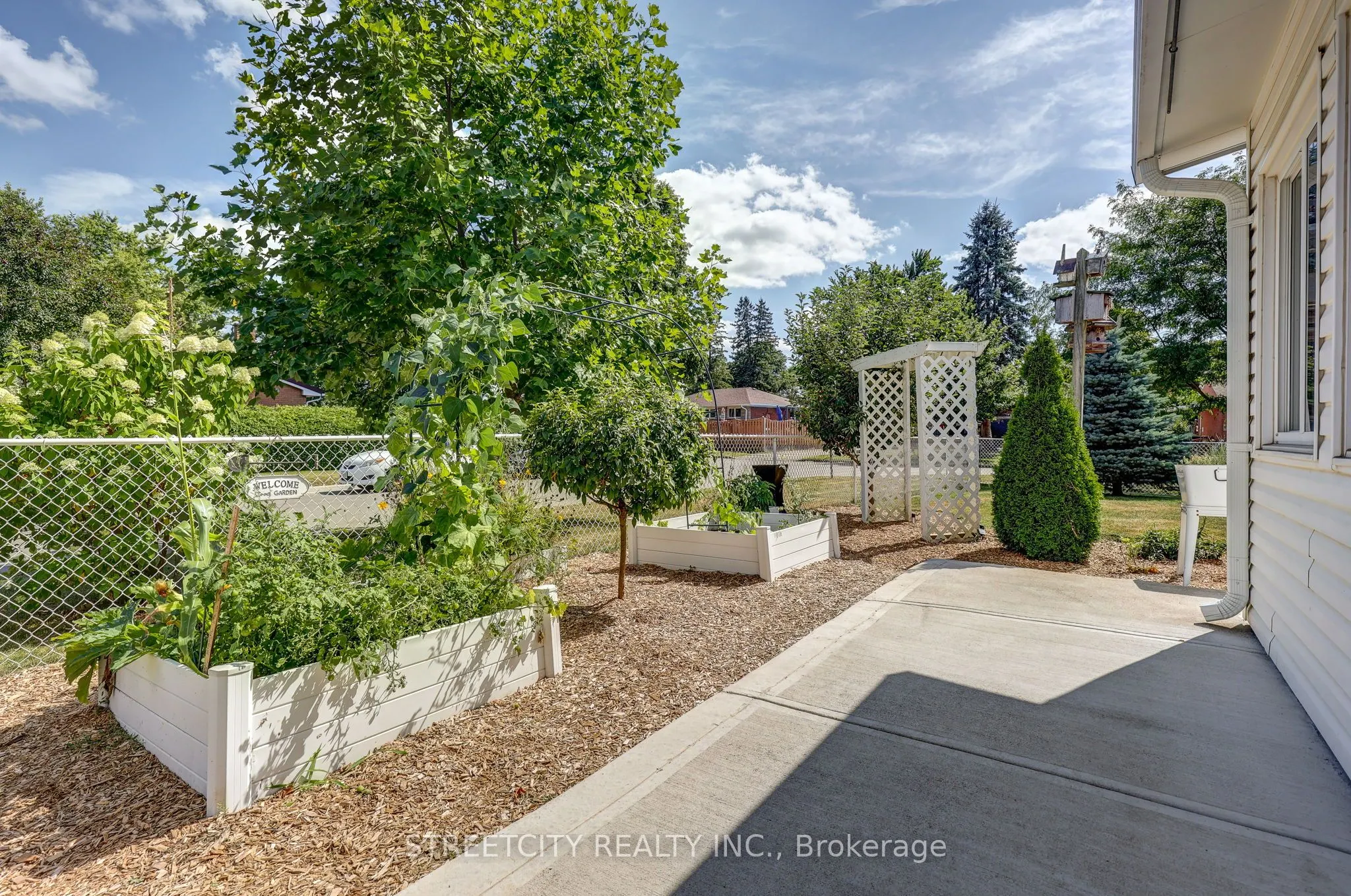 260 Tweedsmuir Avenue