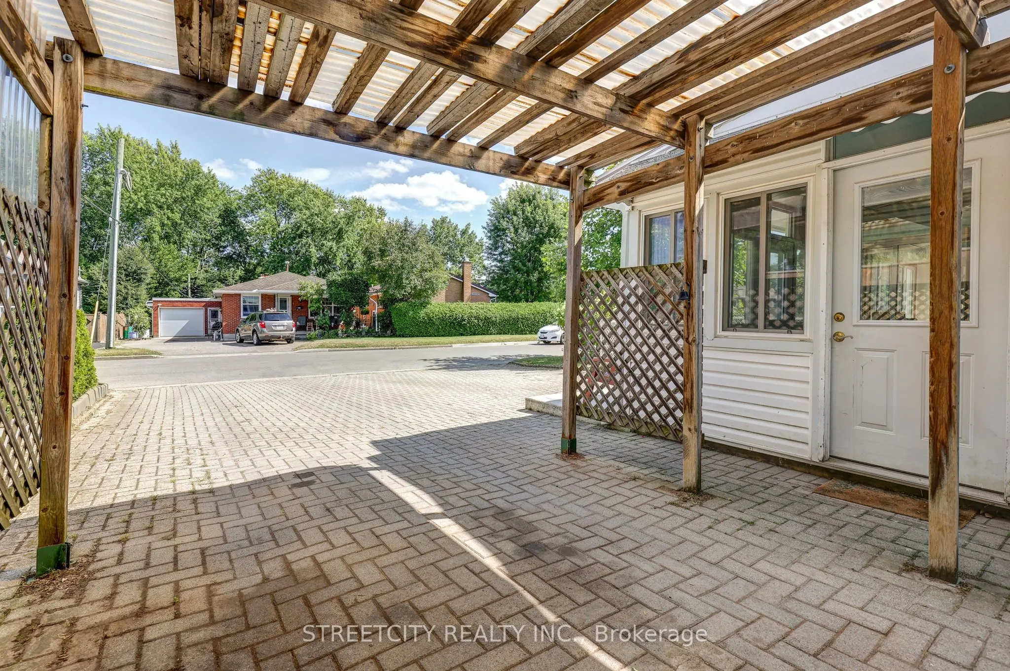 260 Tweedsmuir Avenue