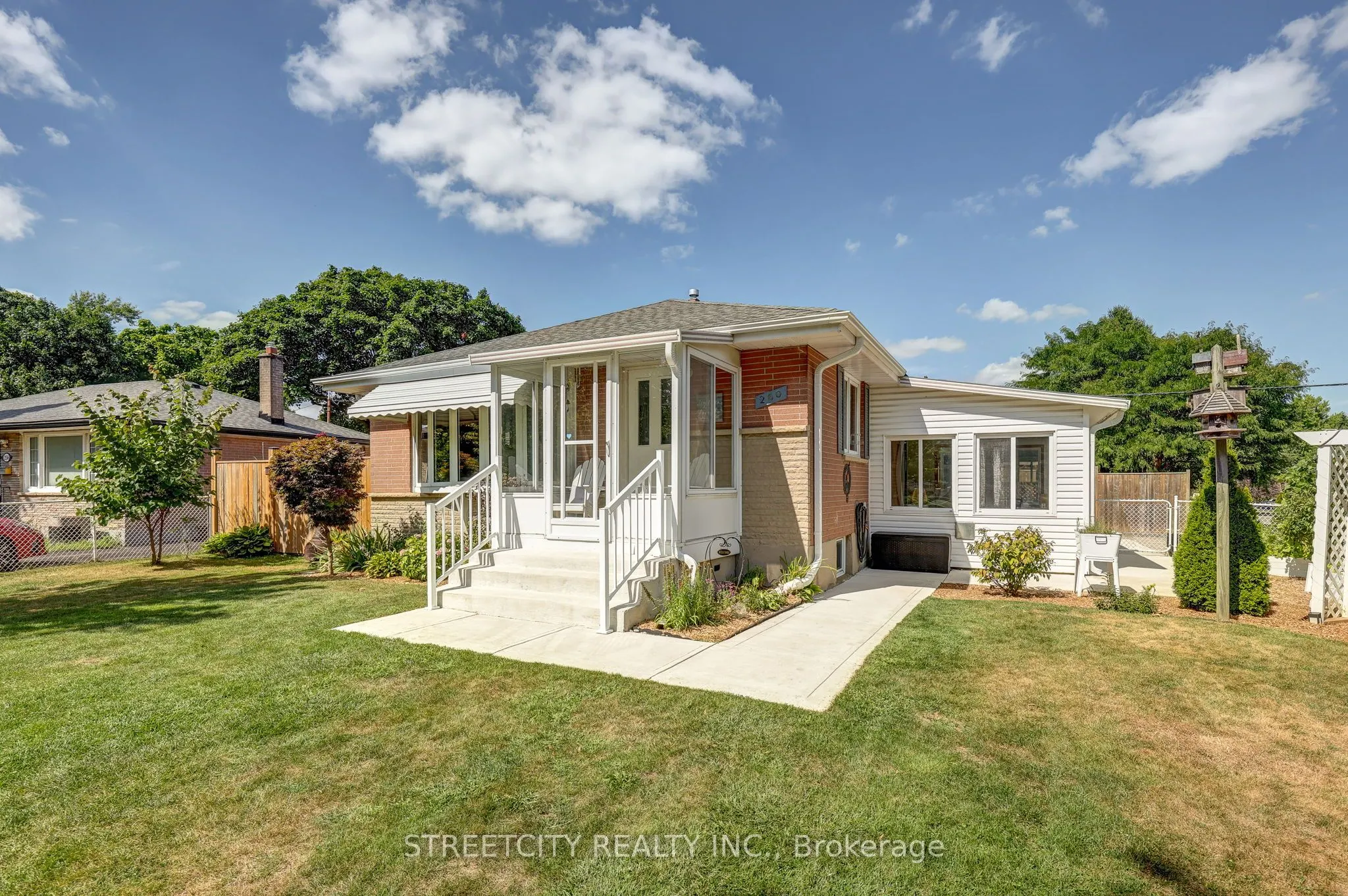 260 Tweedsmuir Avenue