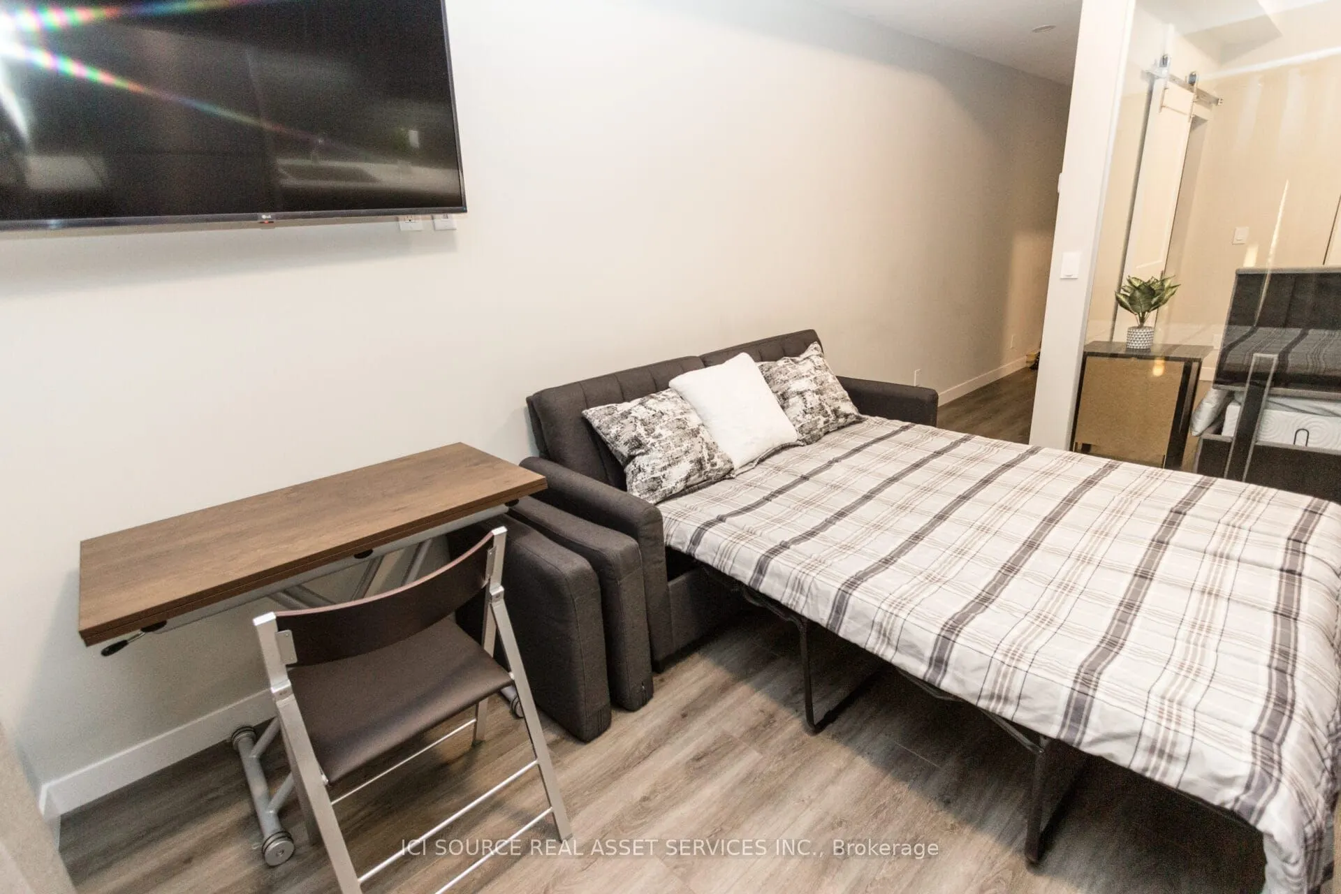 15 Queen Street S, #1105