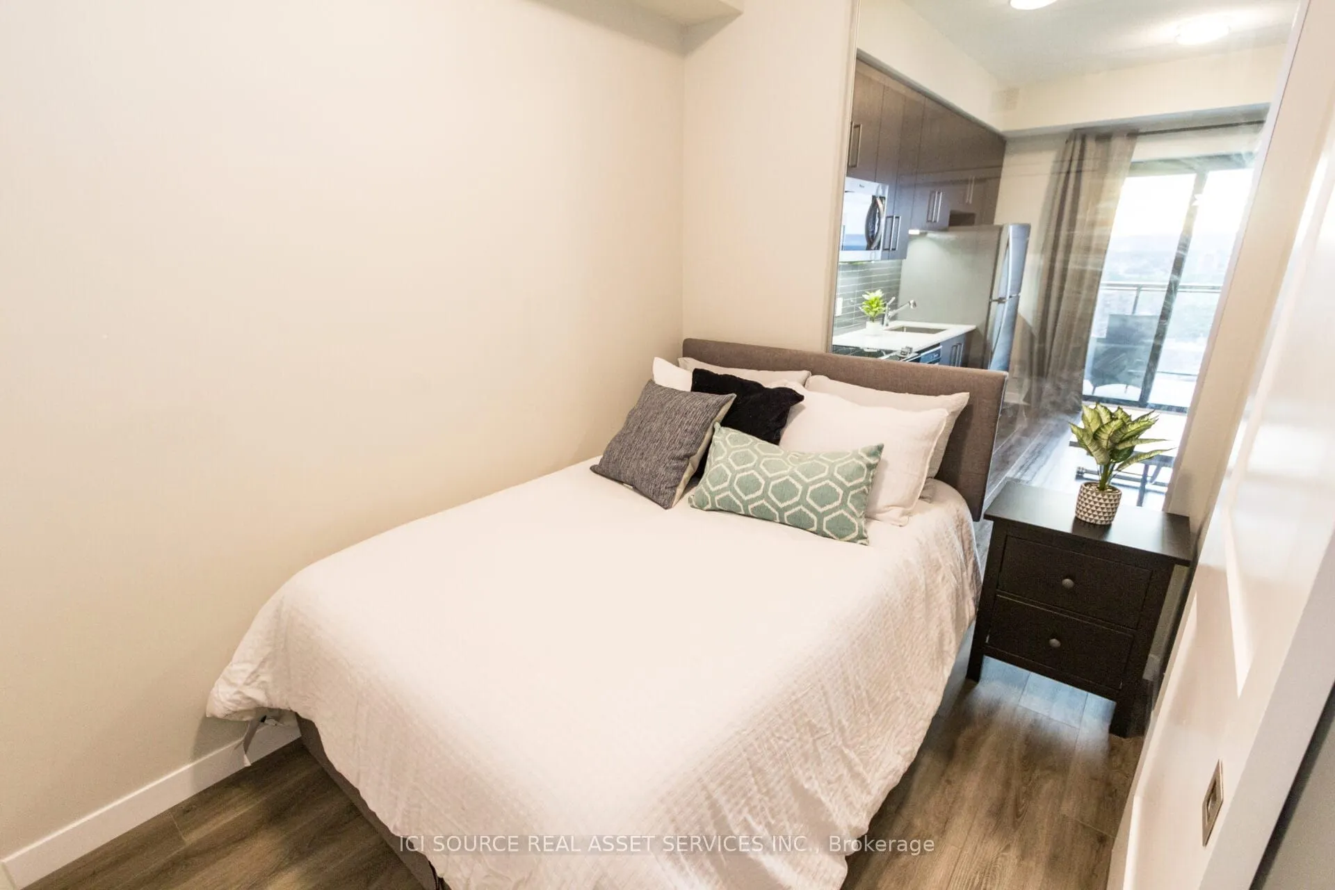 15 Queen Street S, #1105