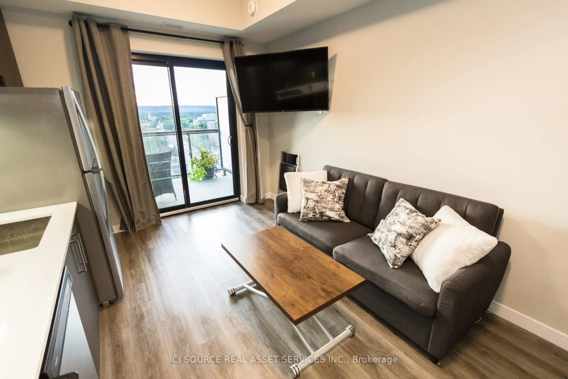 15 Queen Street S, #1105