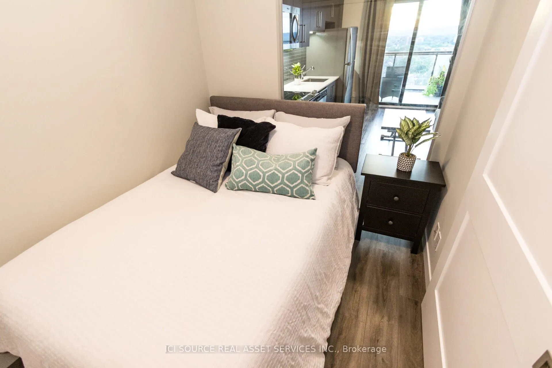 15 Queen Street S, #1105