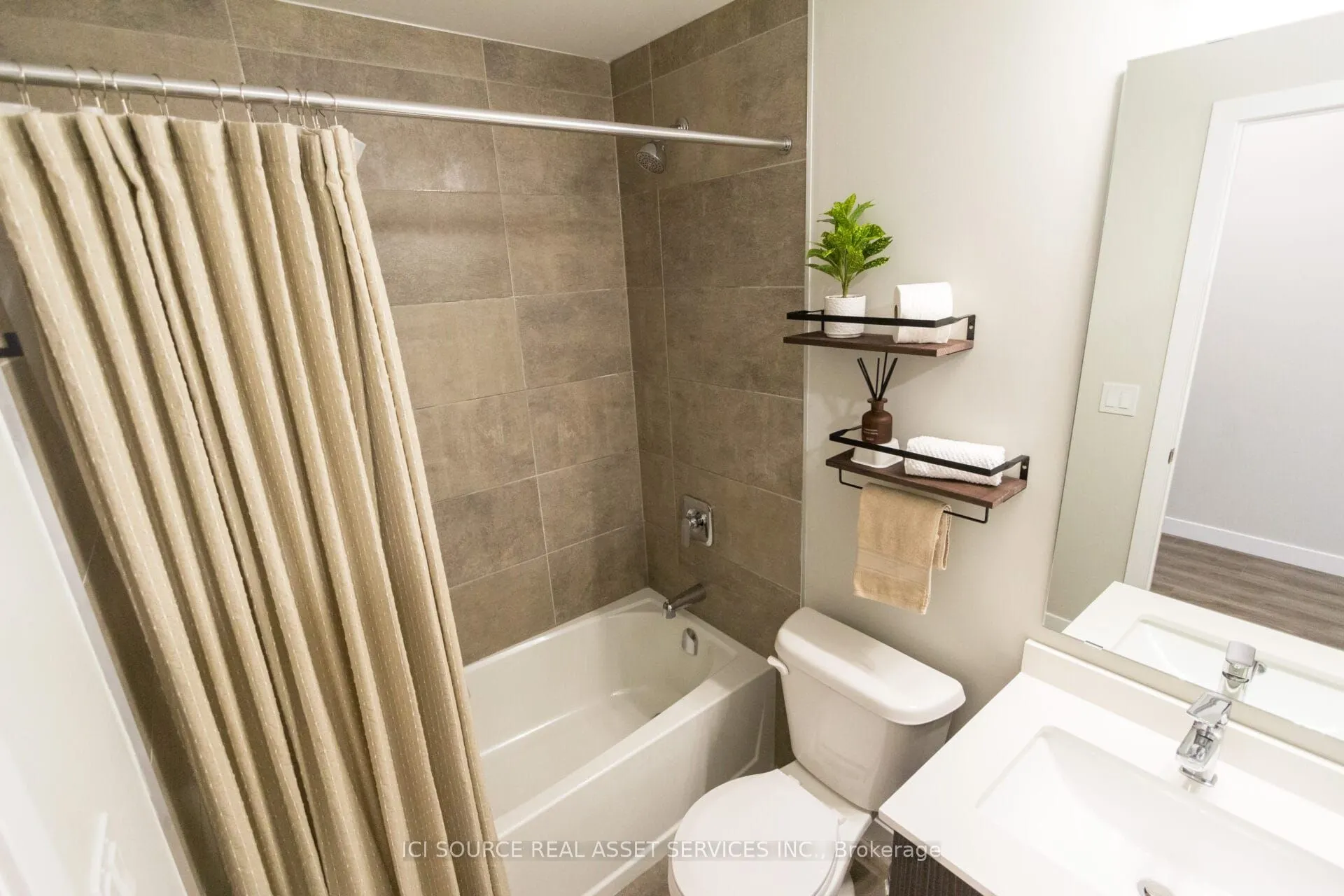 15 Queen Street S, #1105