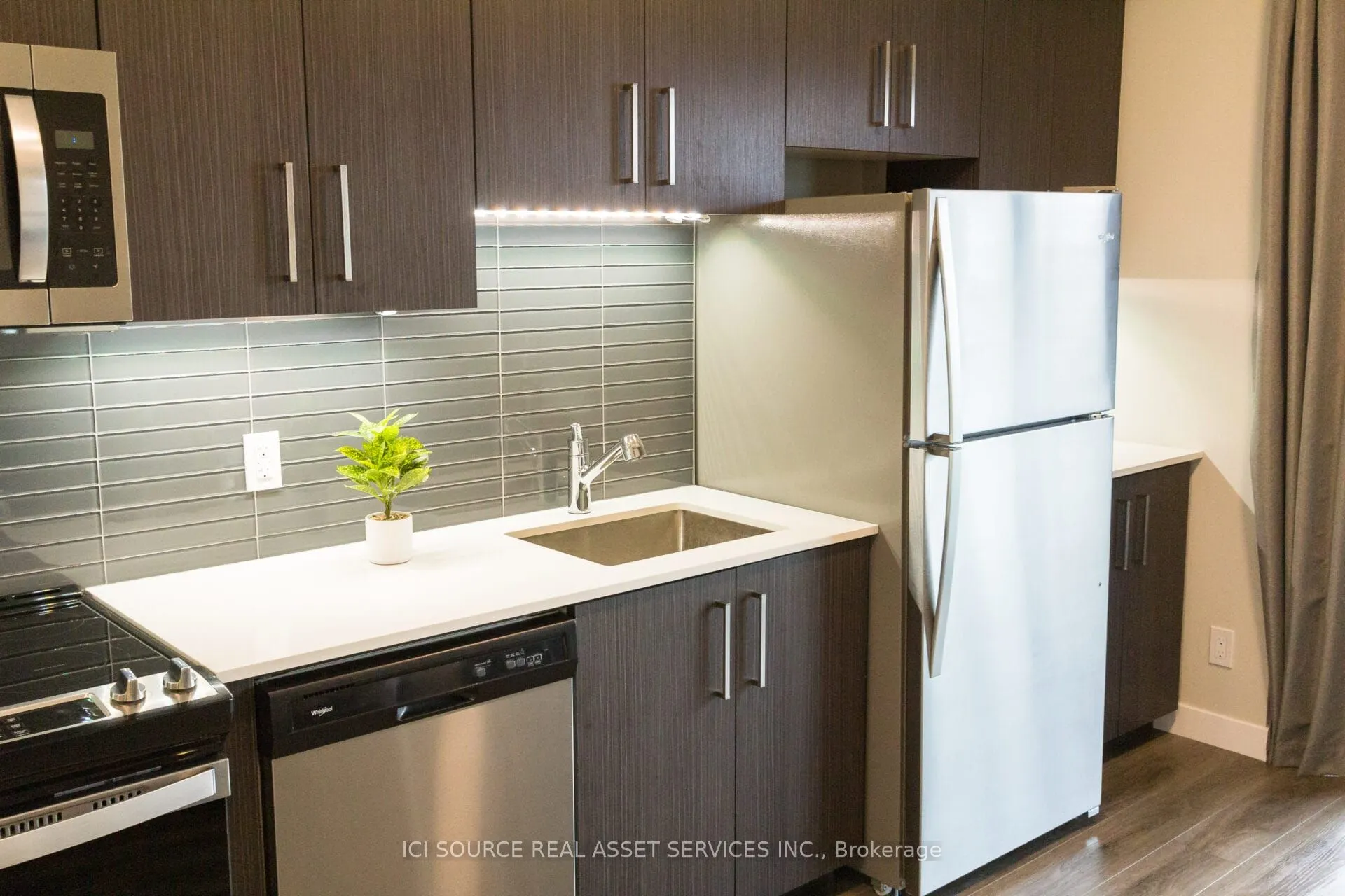 15 Queen Street S, #1105