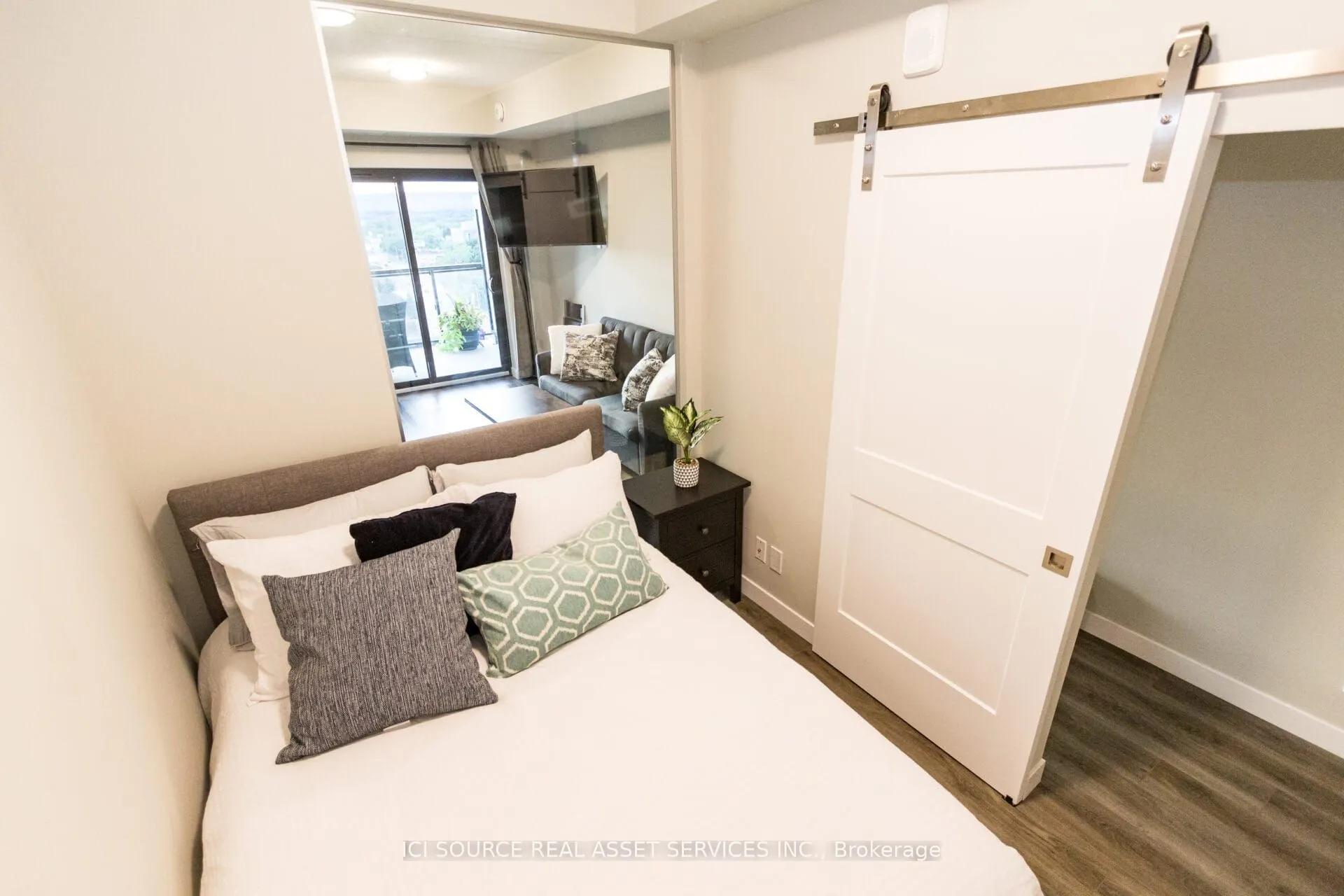15 Queen Street S, #1105