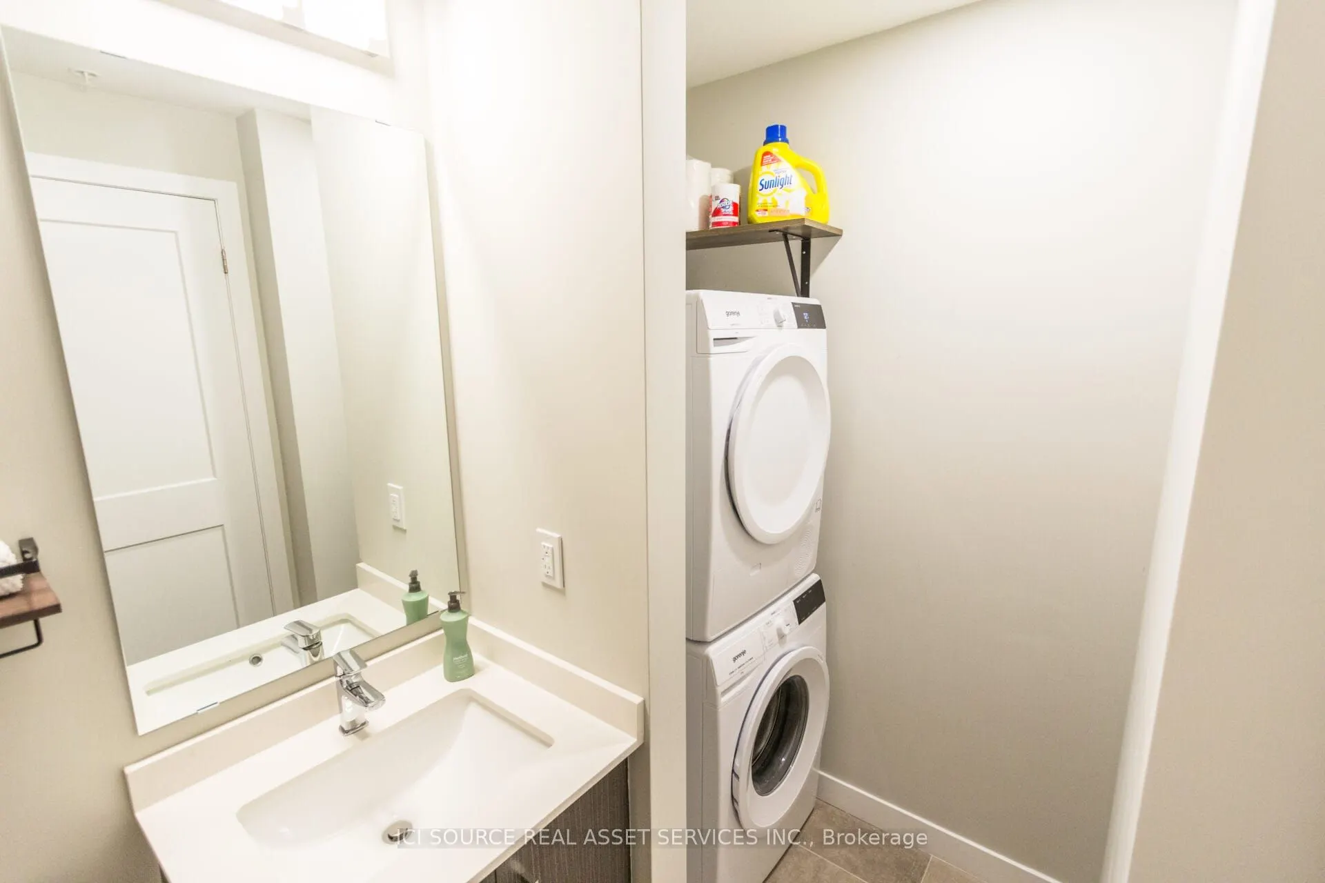 15 Queen Street S, #1105