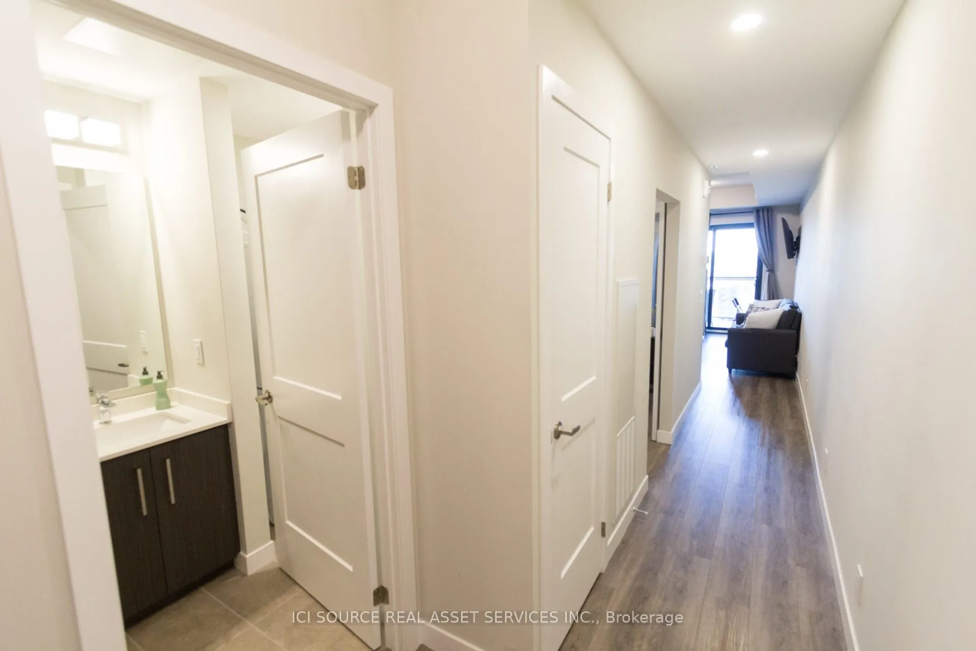 15 Queen Street S, #1105