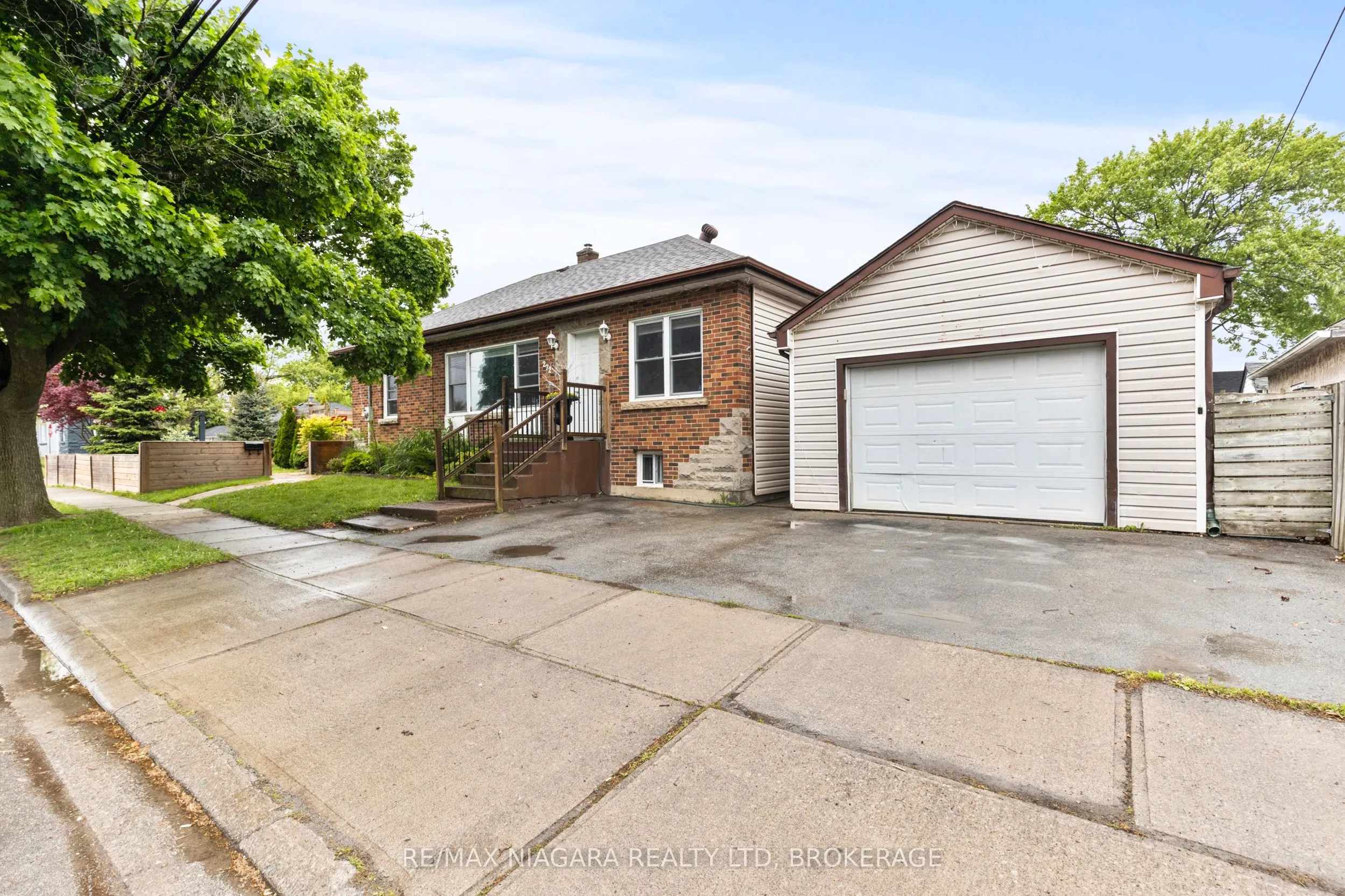272 Wallace Avenue S