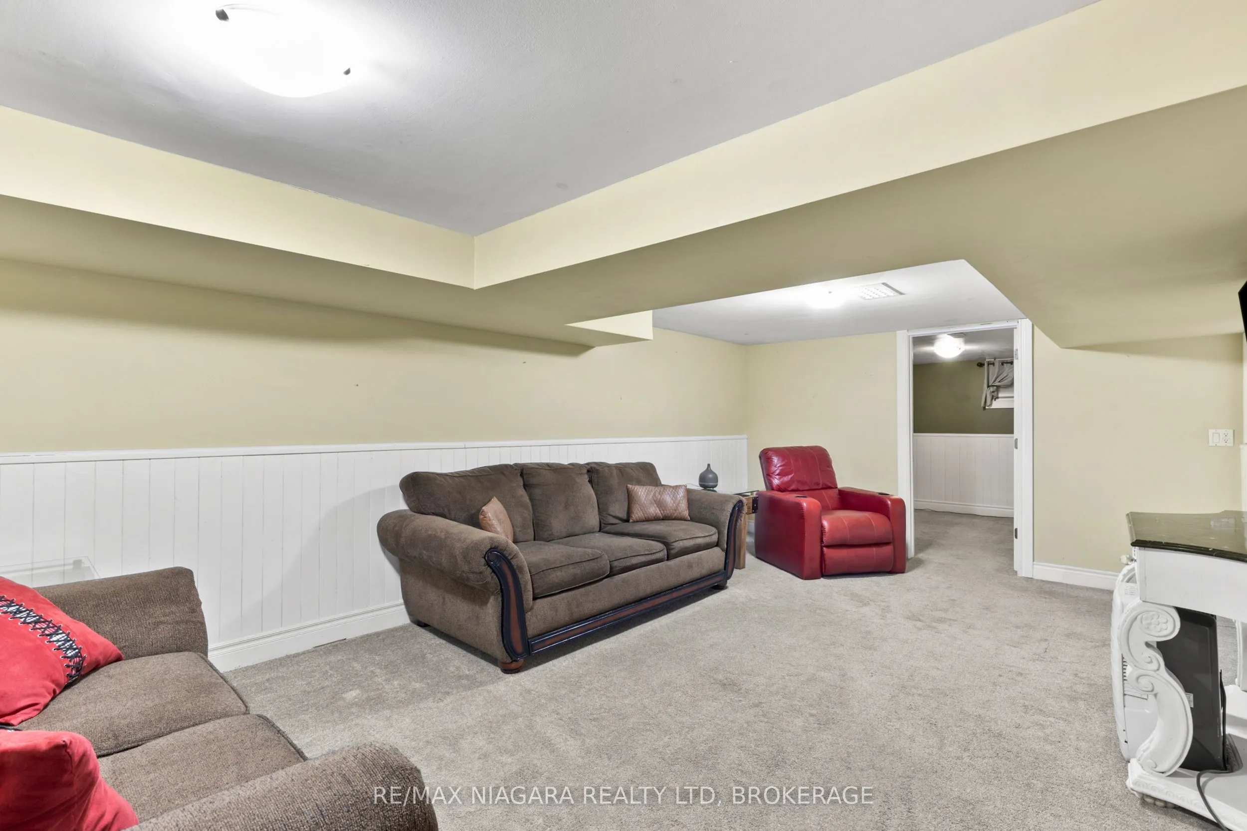 272 Wallace Avenue S