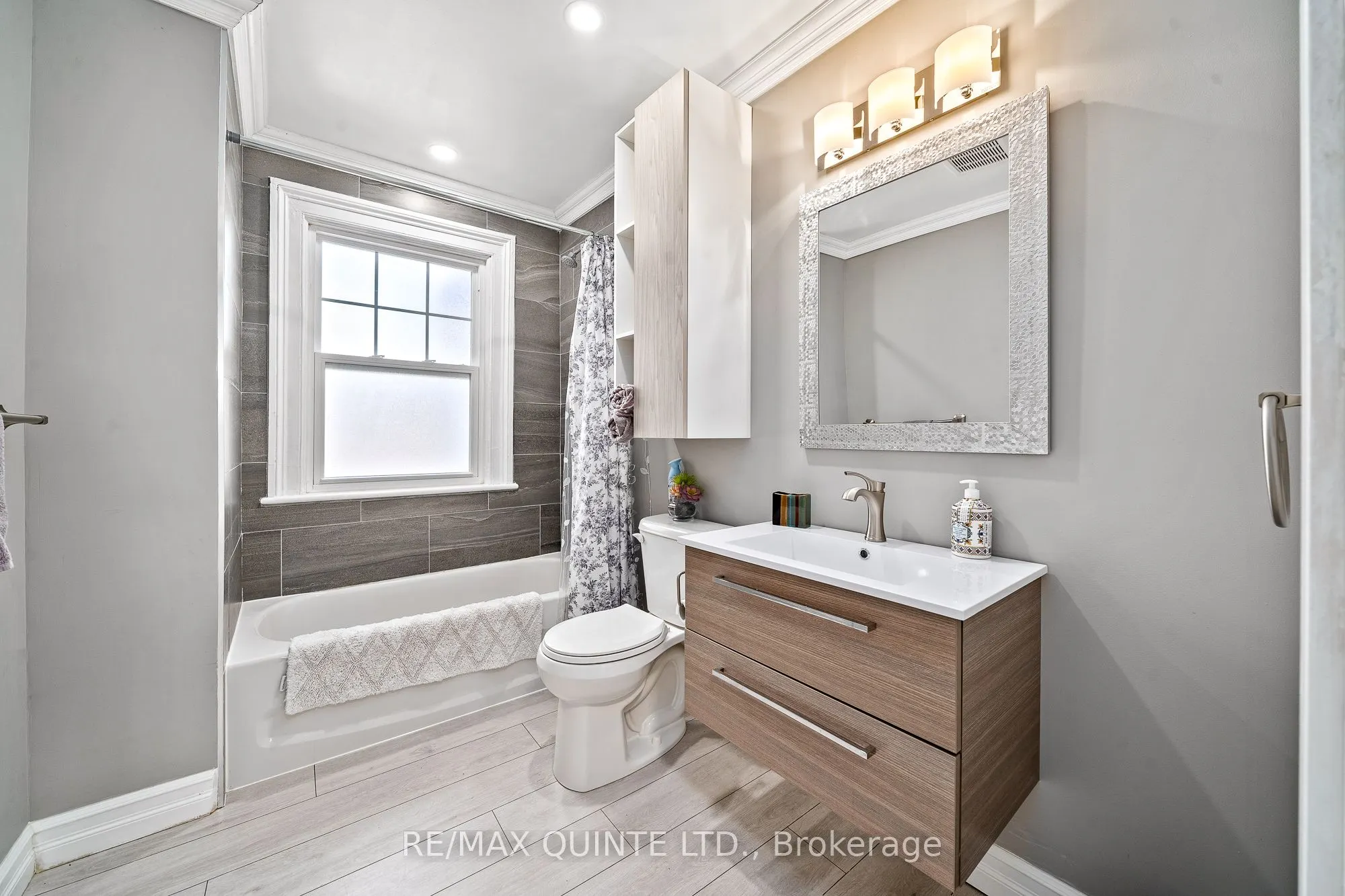 156 Bridge Street E, #upper level