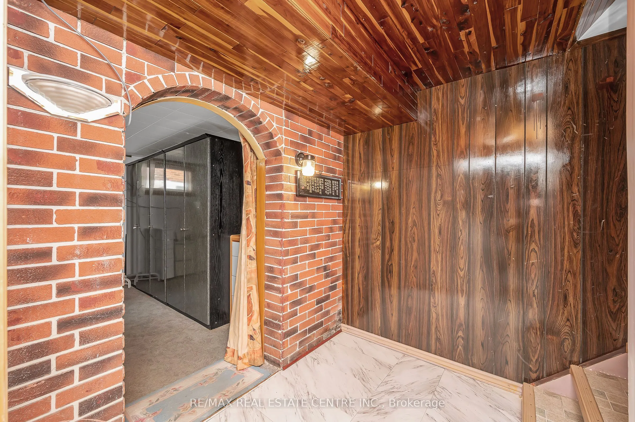 676 Upper Wentworth Street