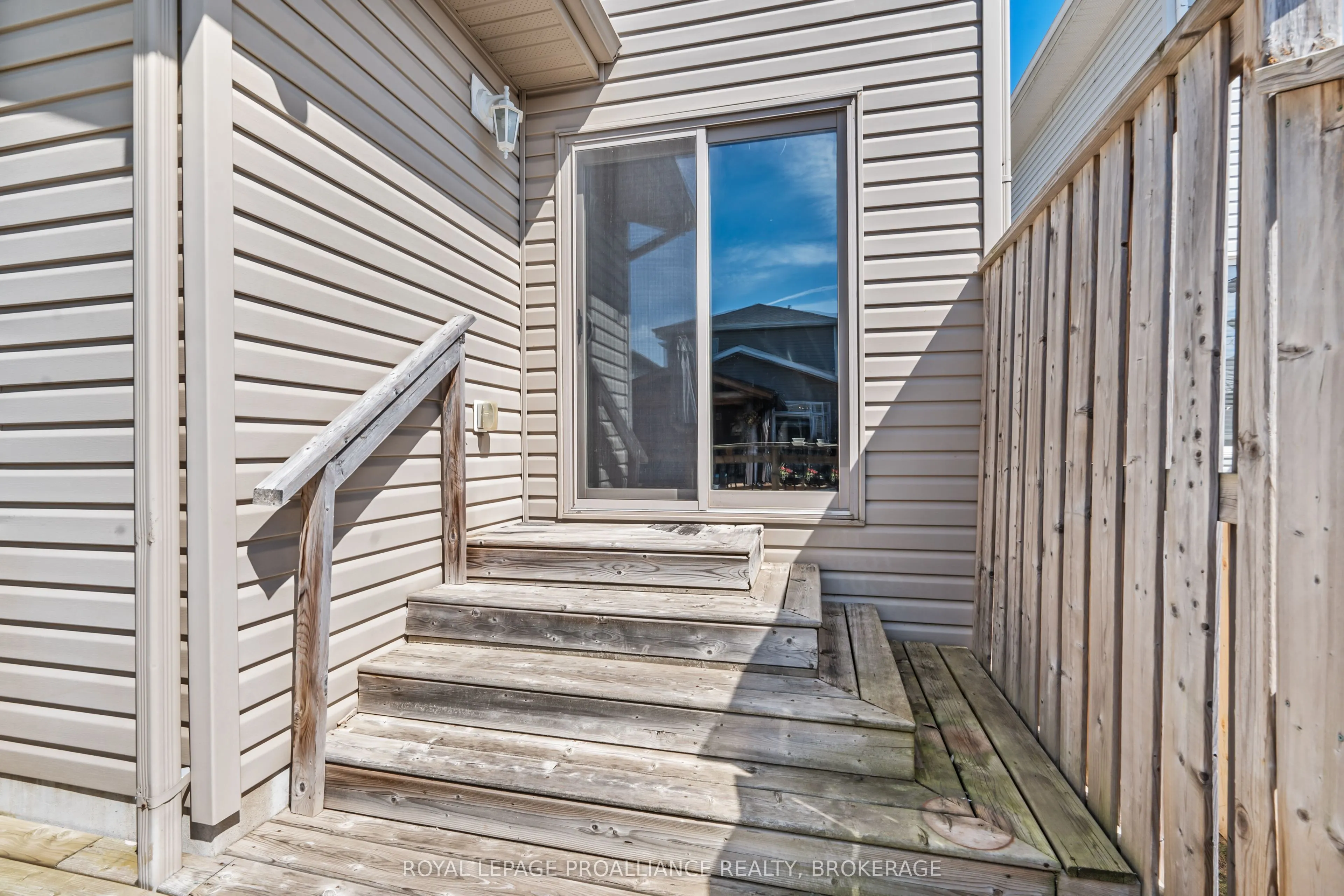 1584 Davenport Crescent